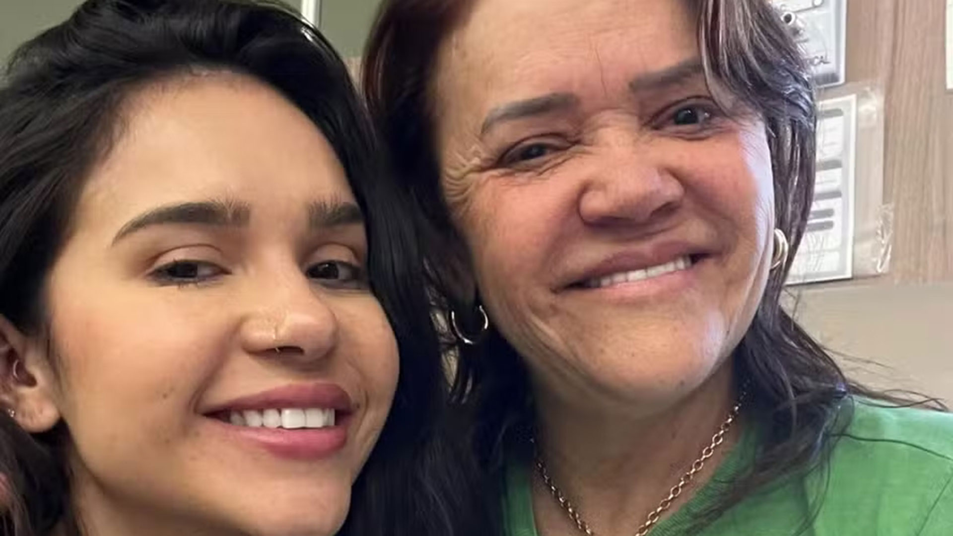 Gizelly Bicalho se emociona com fim da primeira quimioterapia da mãe