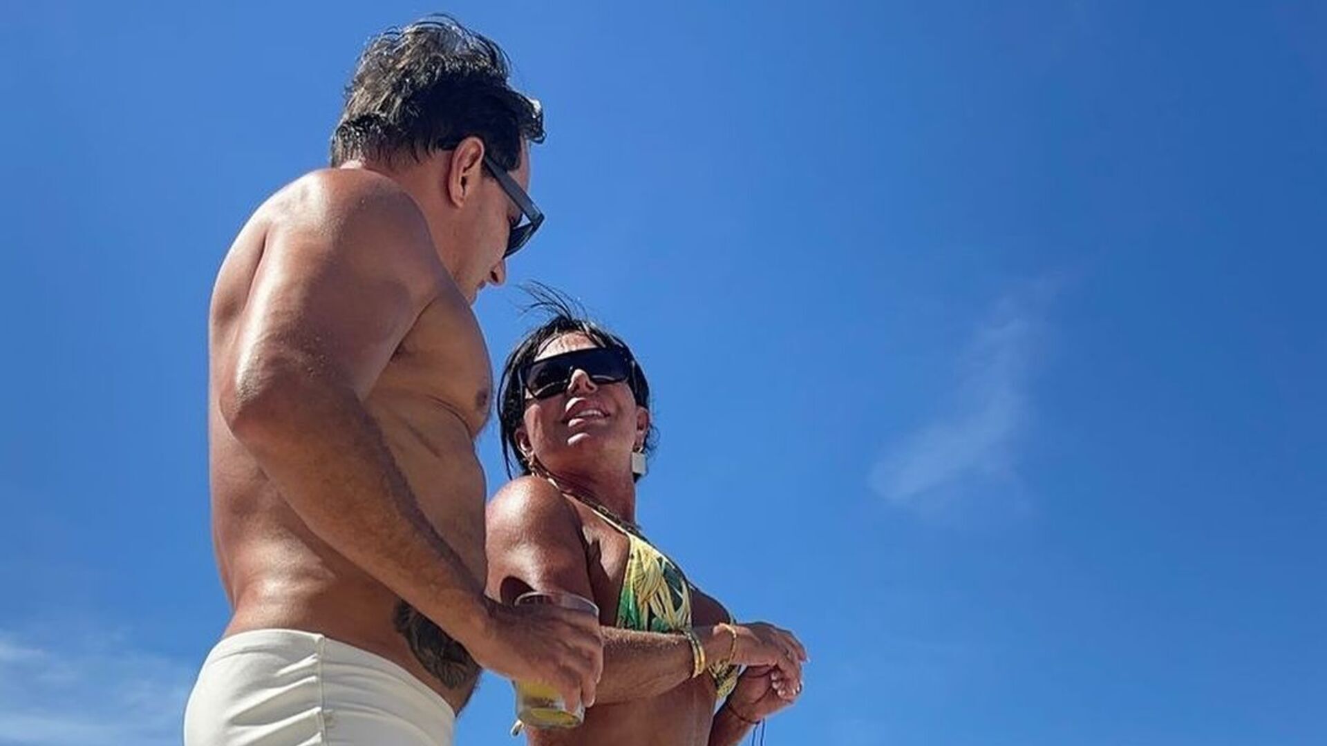 Gretchen choca ao exibir situação atual de sua barriga em fotos na praia