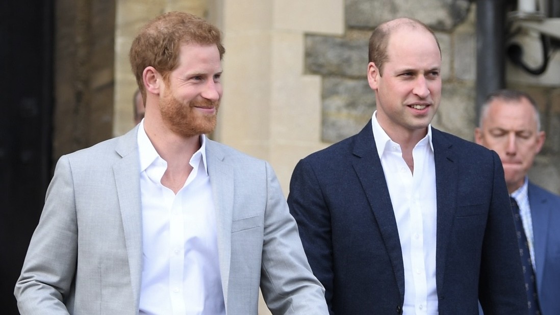 Príncipe William não quer Harry na sua coroação, revela fonte da Família Real