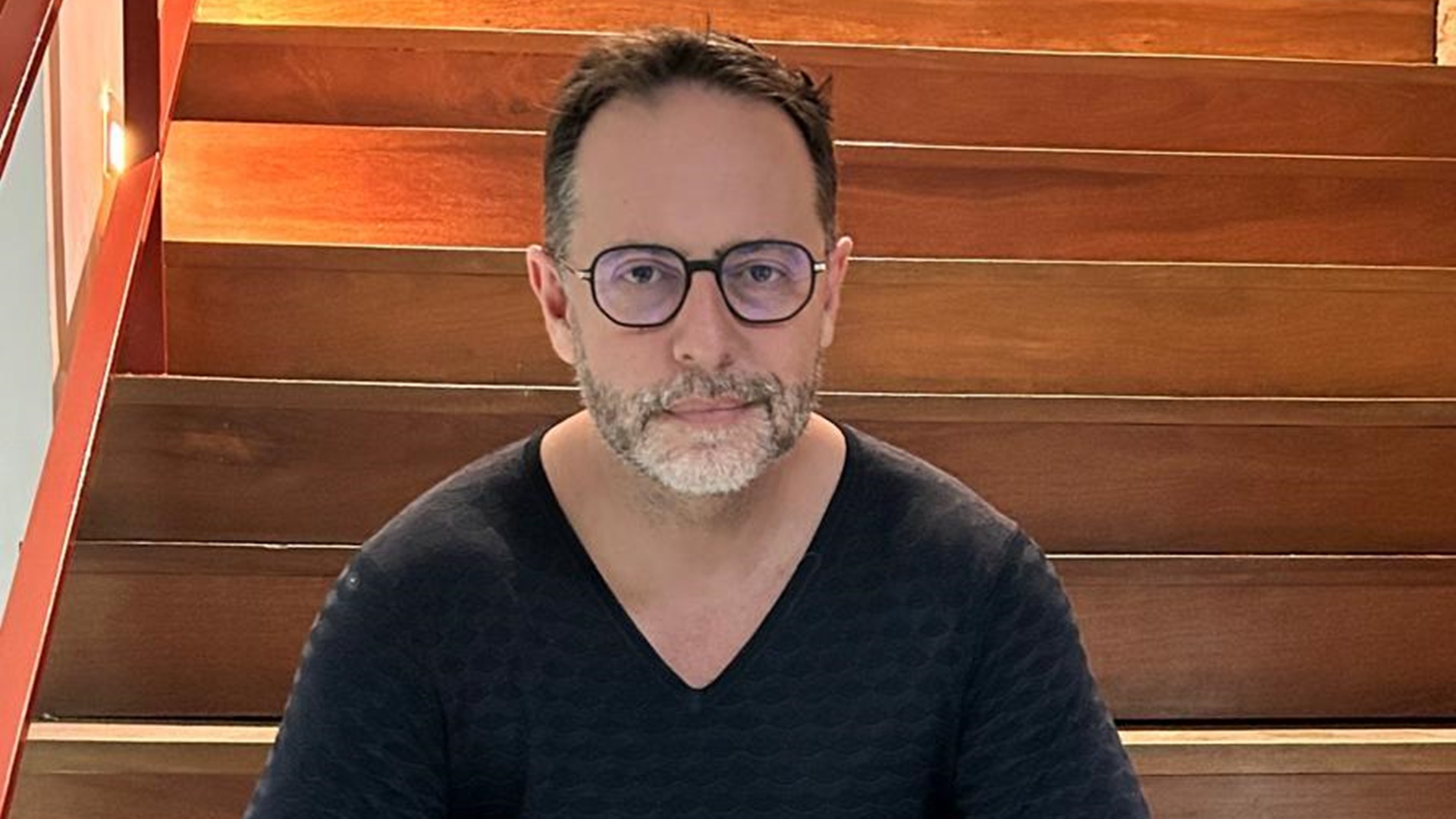 Ex-autor da Globo, Alessandro Marson resgata origens em dose dupla no teatro: ‘Voltando pra casa’