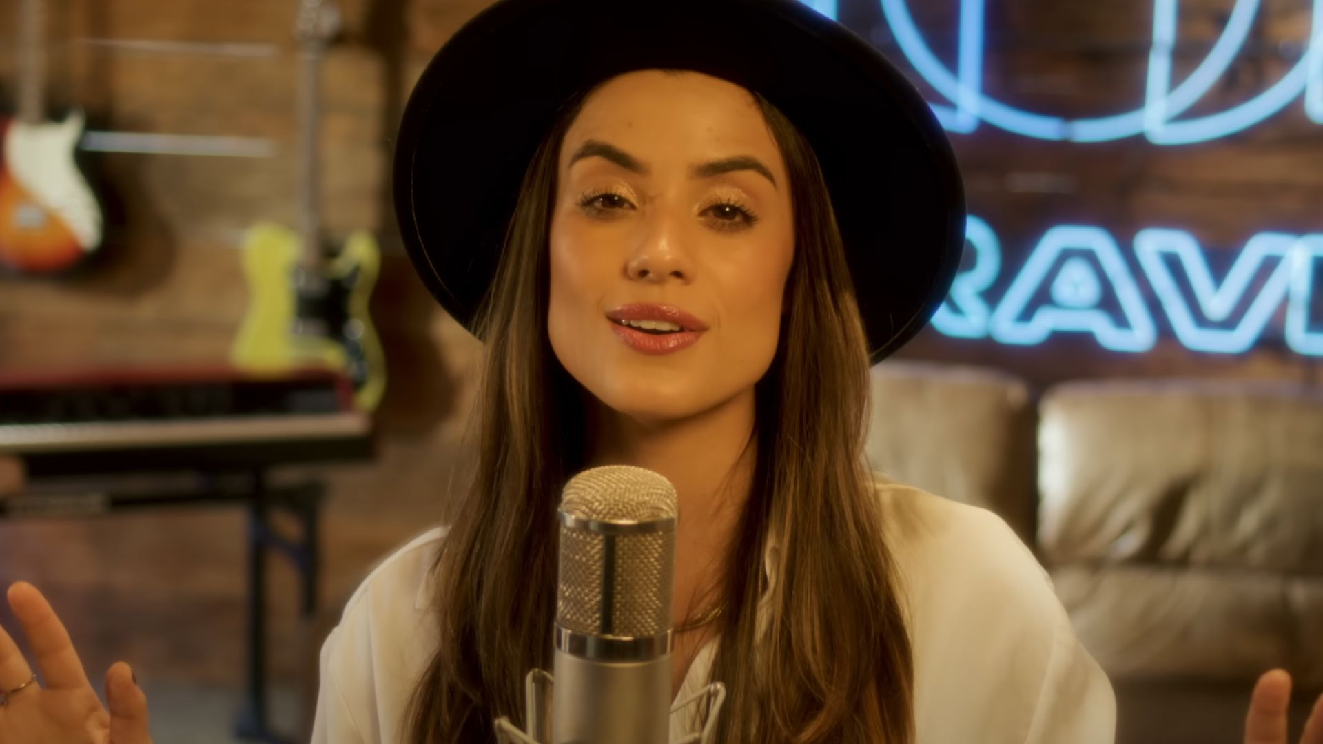 Cantora gospel Isadora Pompeo desmaia durante show após passar mal