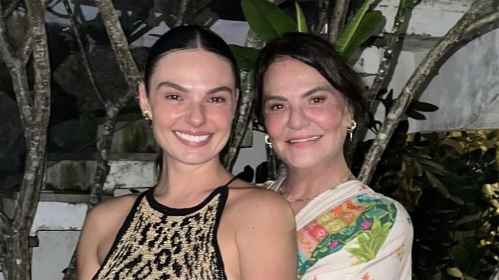 Mãe de Isis Valverde exibe foto após perder os cabelos
