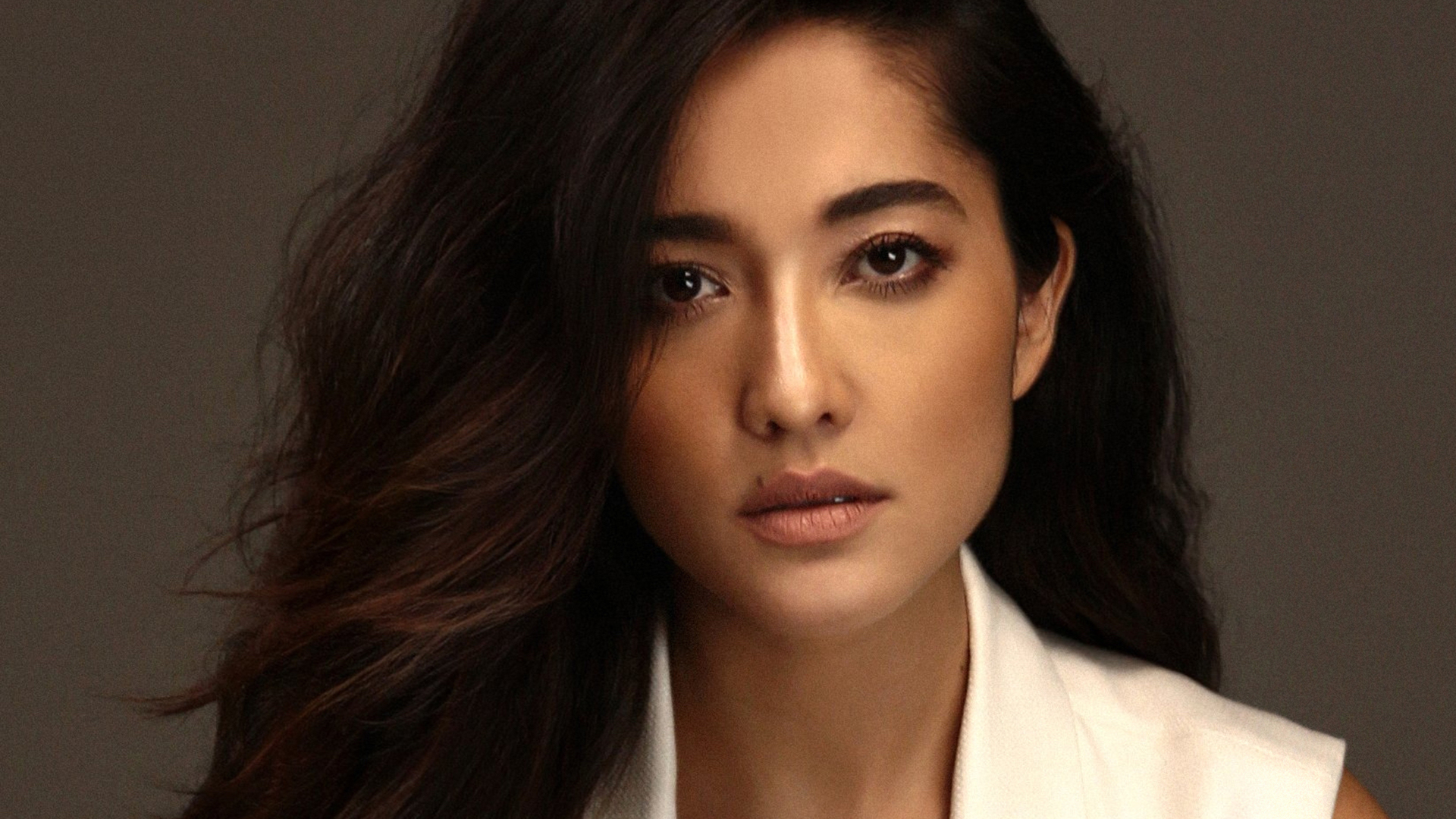 Jacqueline Sato passa a tesoura no cabelo. Veja o resultado da mudança
