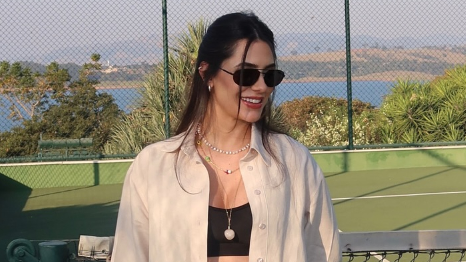 Grávida, Jade Magalhães exibe barriguinha com look despojado