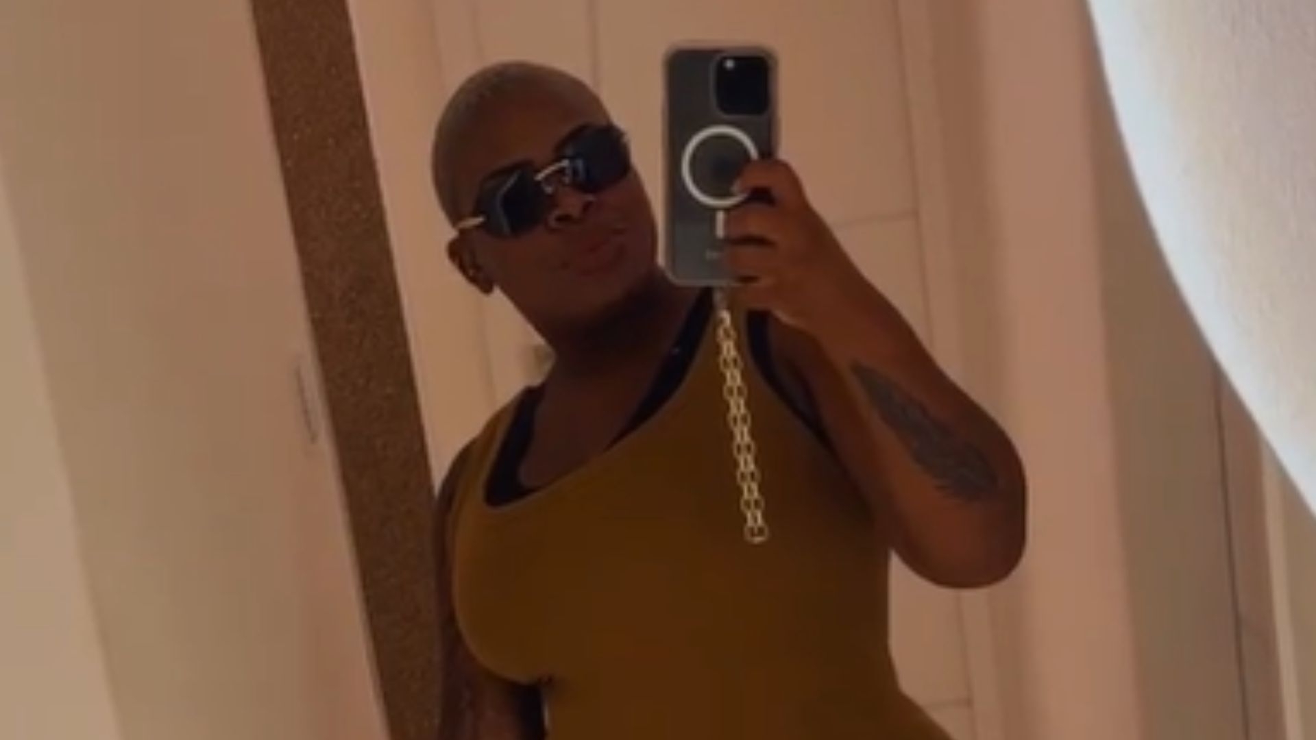 Jojo Todynho surpreende com nova silhueta em selfie no espelho
