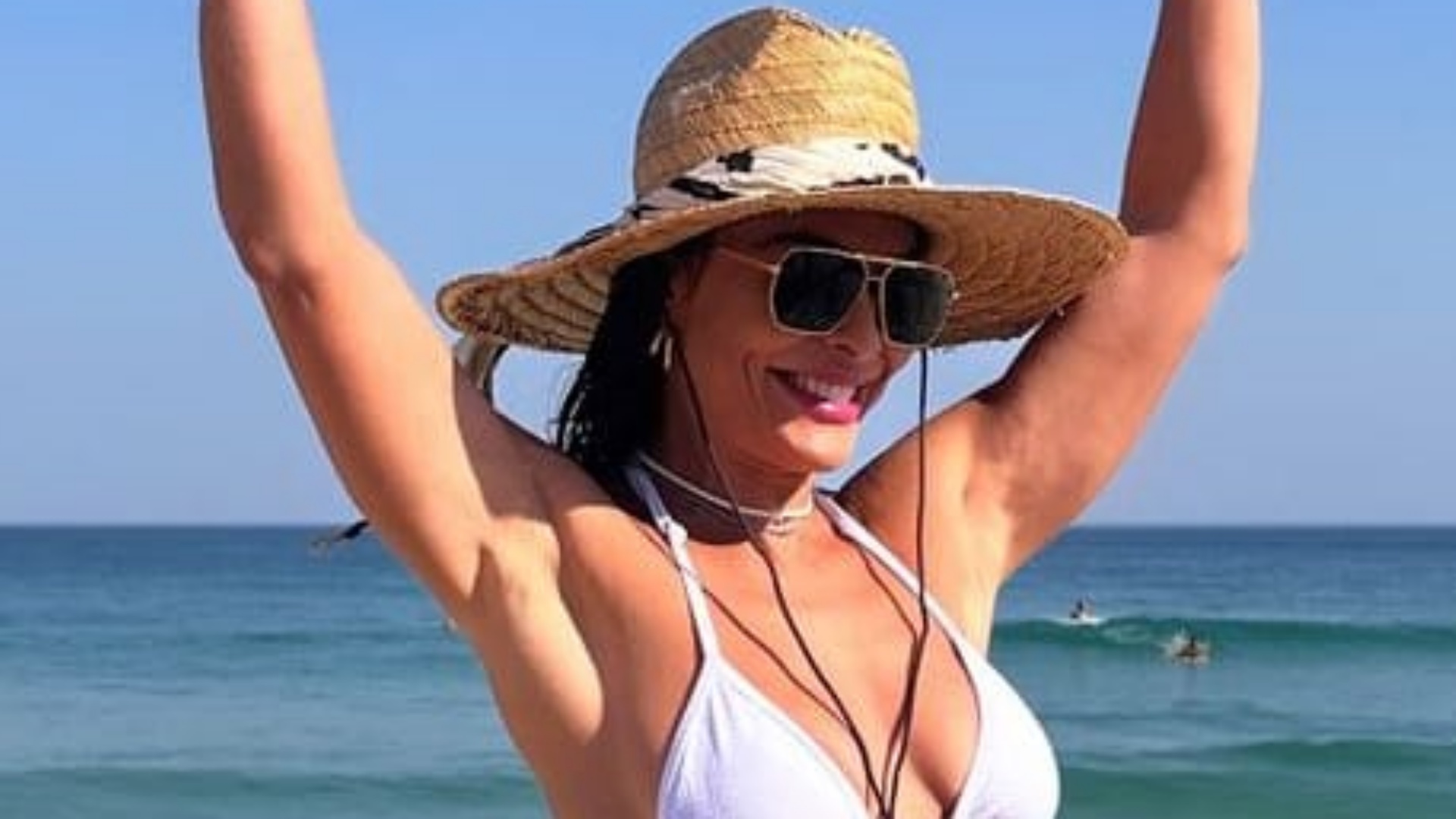 Juliana Paes exibe corpão escultural ao renovar o bronzeado na praia