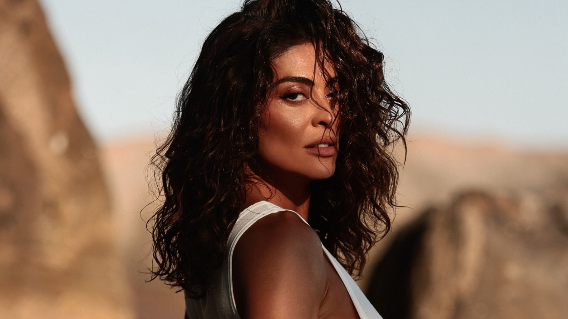 Juliana Paes leva fãs à loucura ao surgir com vestido ousado: “Que deusa”