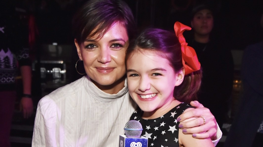 Katie Holmes faz raro comentário sobre Suri, sua filha com Tom Cruise