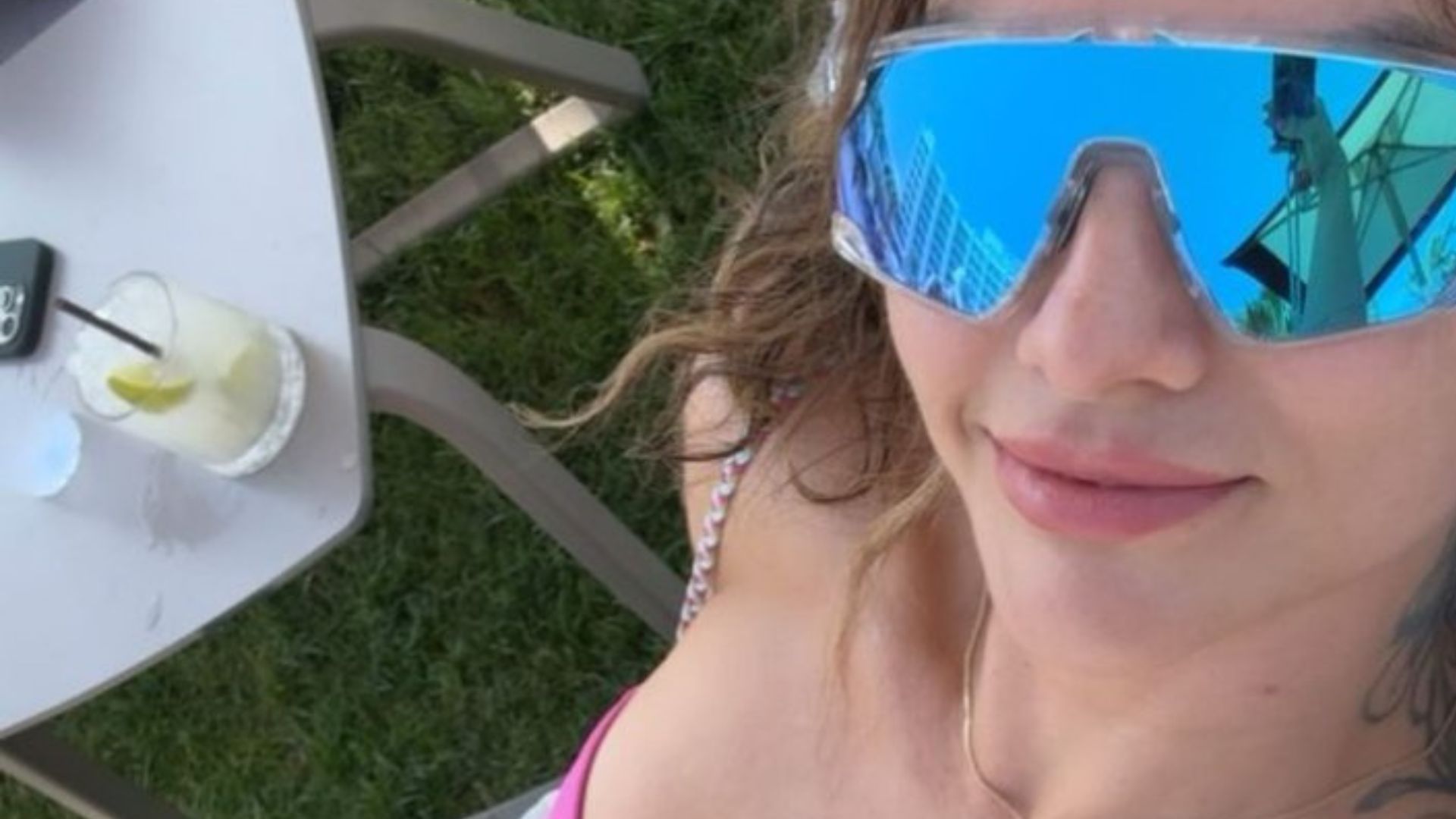 Kelly Key ostenta corpo sarado ao renovar o bronzeado à beira da piscina