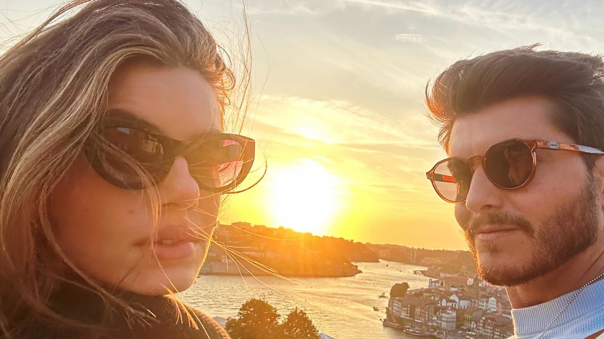 Klebber Toledo surge em clima de romance com Camila Queiroz durante viagem
