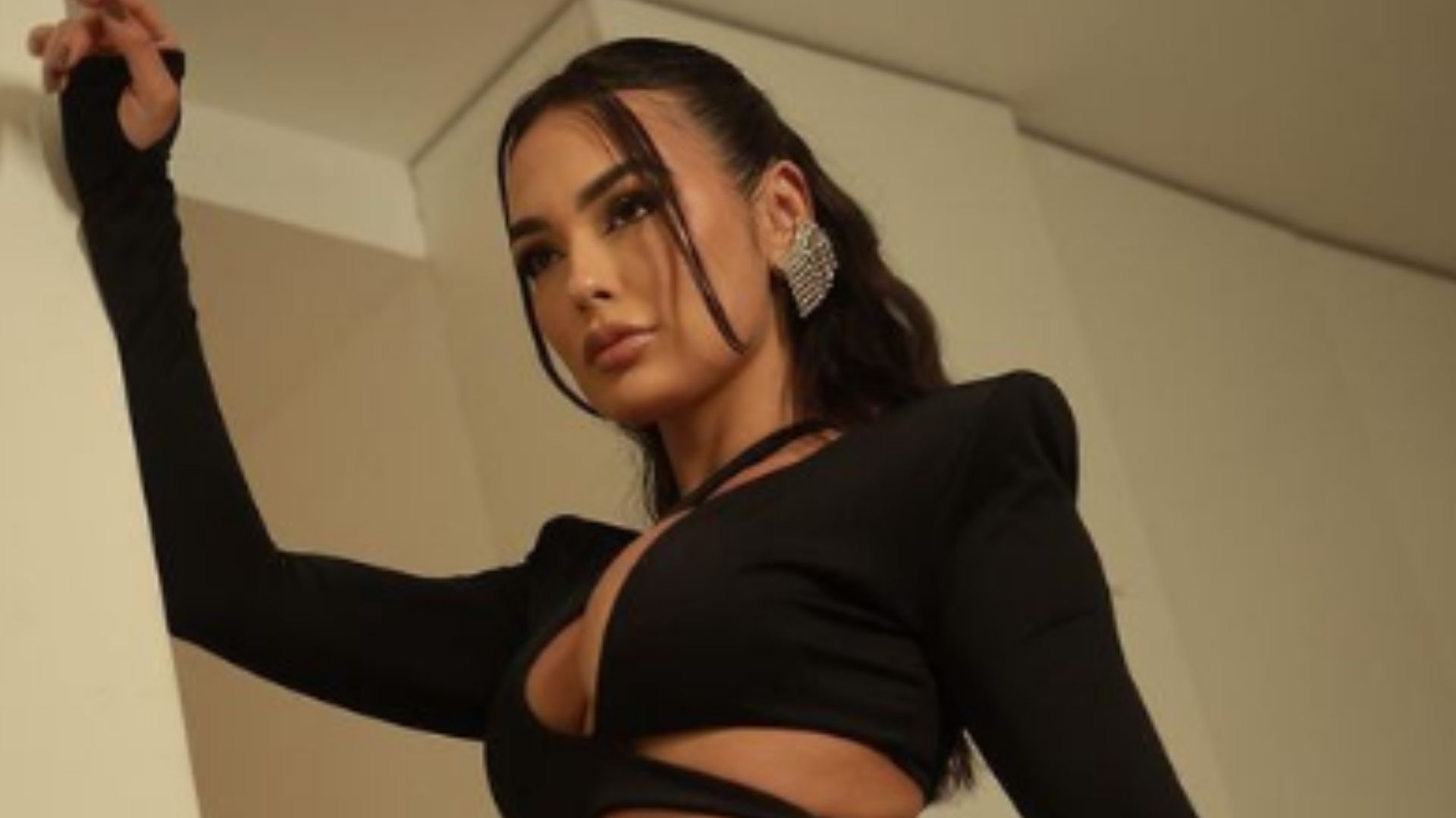 Foto da ex-BBB Larissa Santos dá o que falar: ‘Parece que está sem perna’
