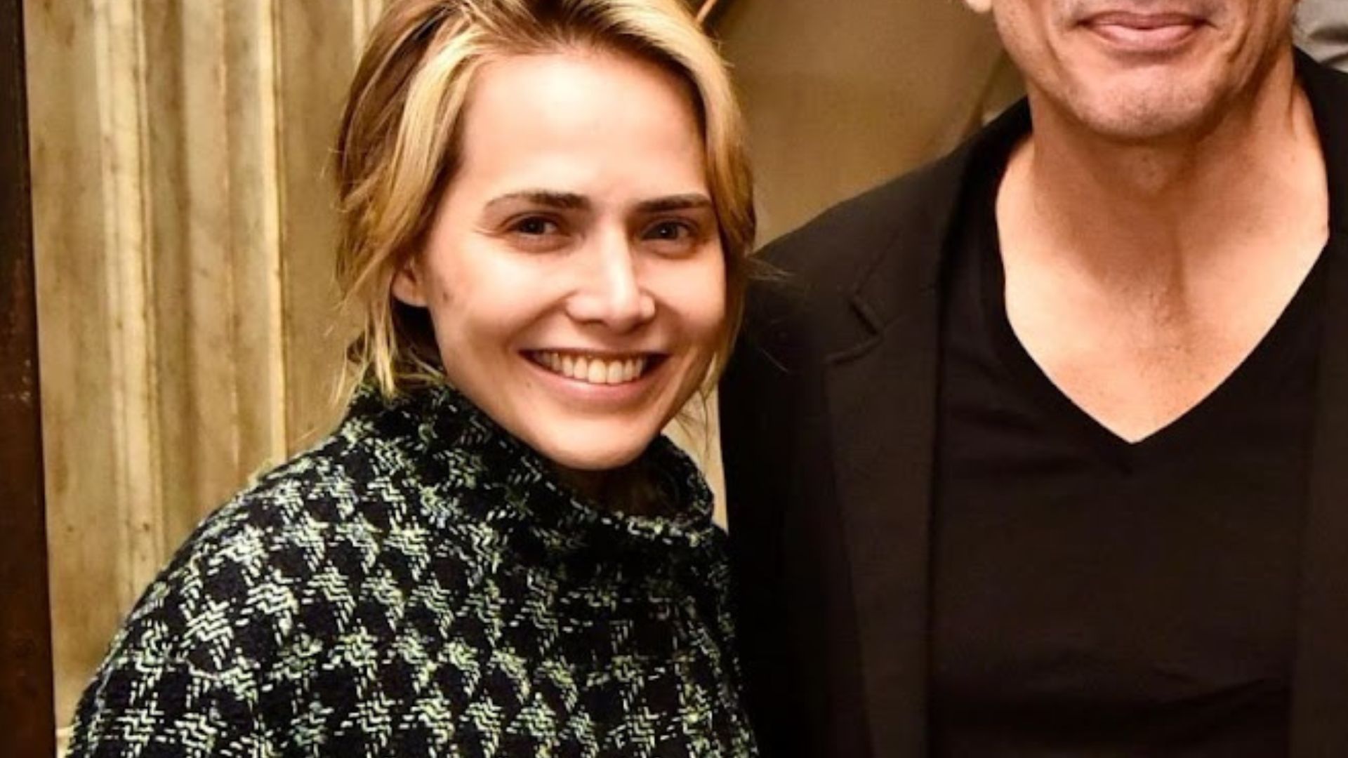 Leticia Colin reaparece com o ex-marido em noite de espetáculo