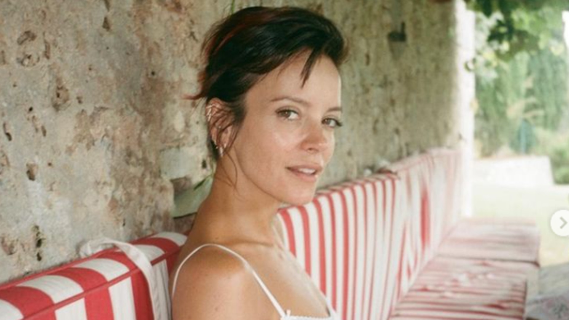 Lily Allen revela motivo que a fez devolver cachorro adotado: “Pesadelo”