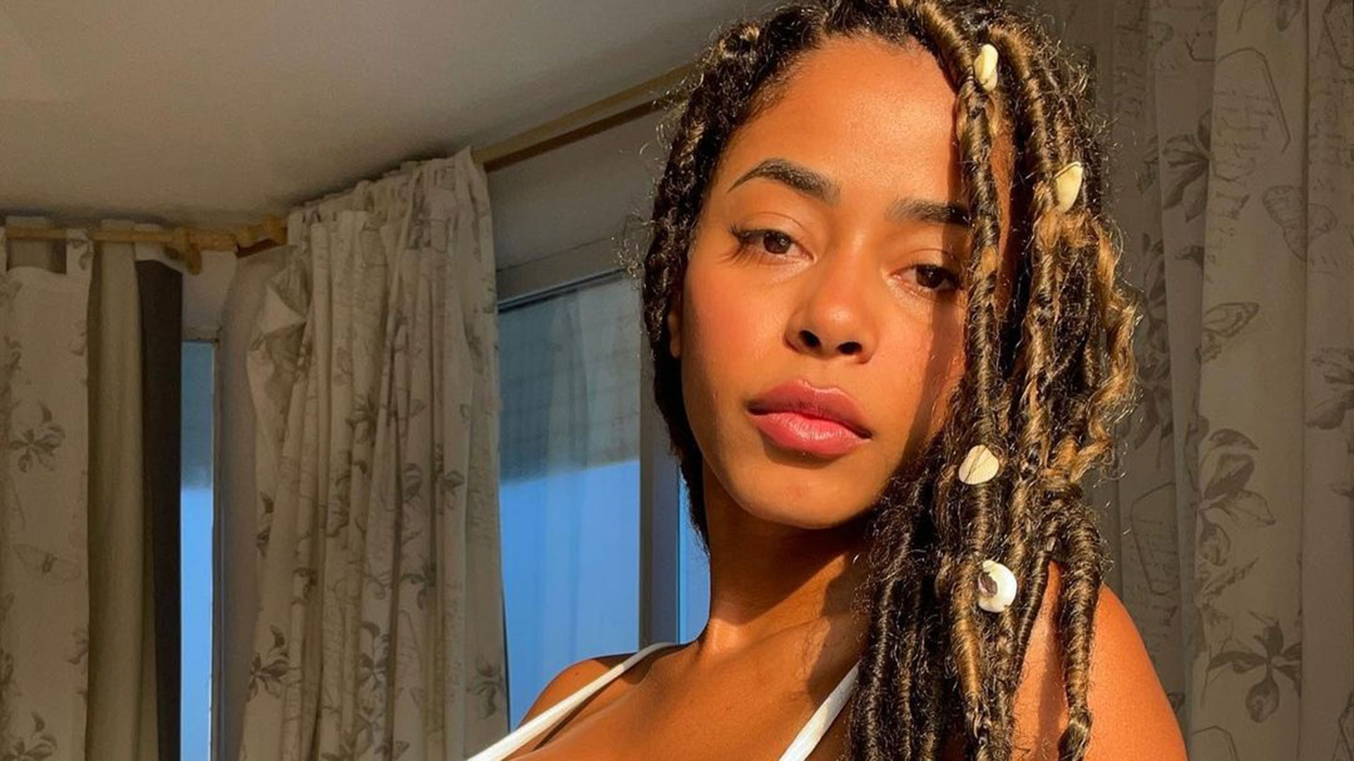 Lorena Maria faz pose e deixa barriguinha da gravidez em evidência