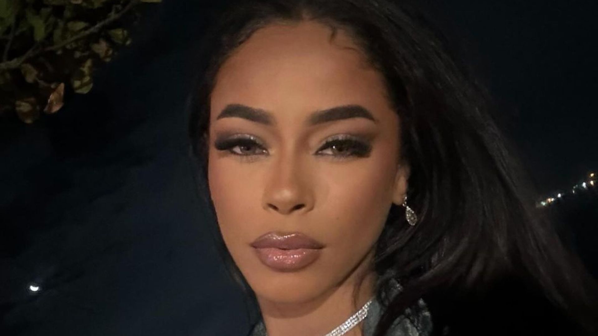 Lorena Maria exibe barriguinha saliente e brinca sobre gravidez