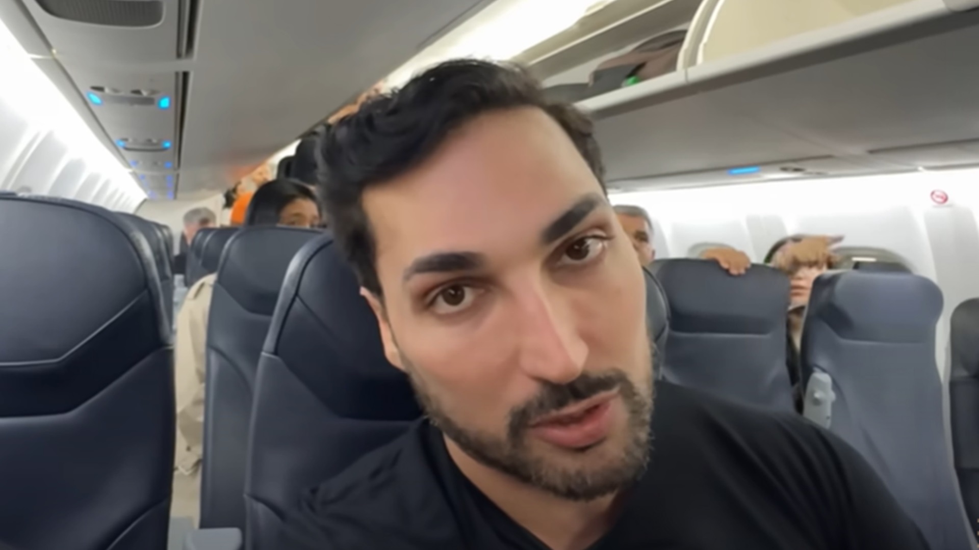 Após sofrer fake news sobre queda de avião, youtuber se casa com empresário