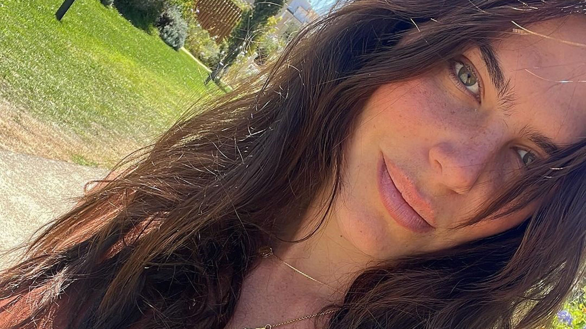 Mariana Goldfarb abre álbum de fotos em Portugal e posa com maiô decotado