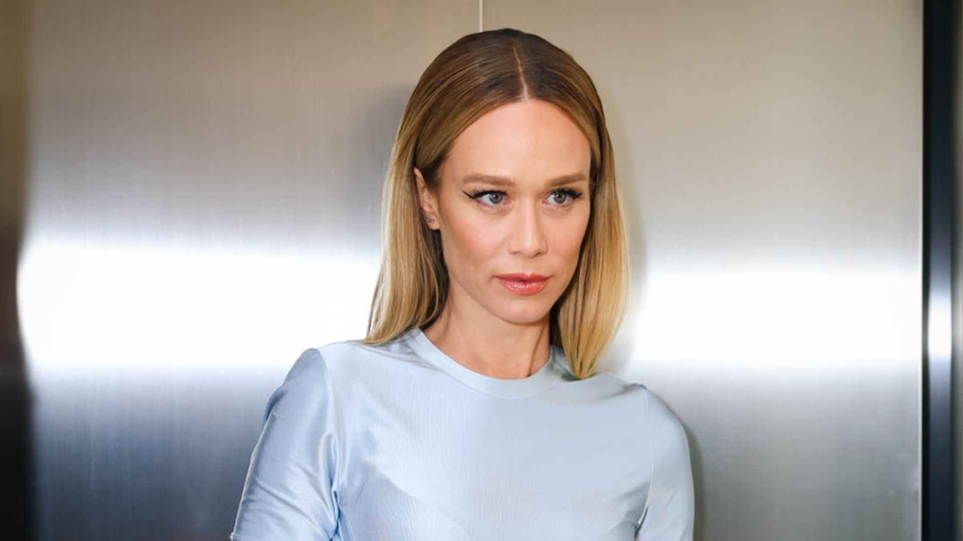 Magérrima, Mariana Ximenes surge com look assimétrico em evento