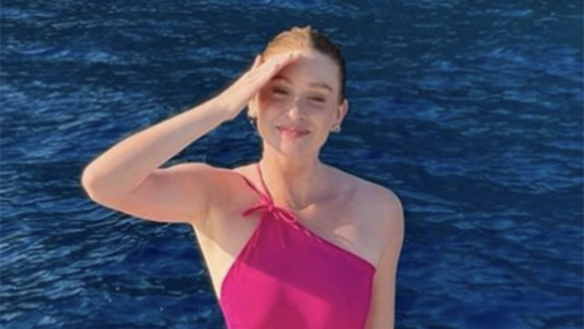 Magérrima, Marina Ruy Barbosa surge de maiô pink em viagem na Itália