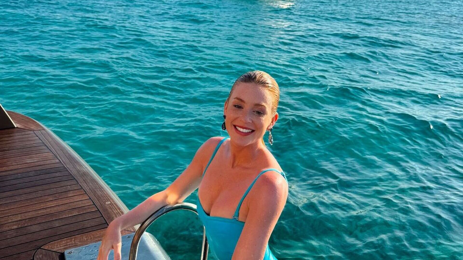 Marina Ruy Barbosa impressiona ao combinar maiô com paisagem paradisíaca