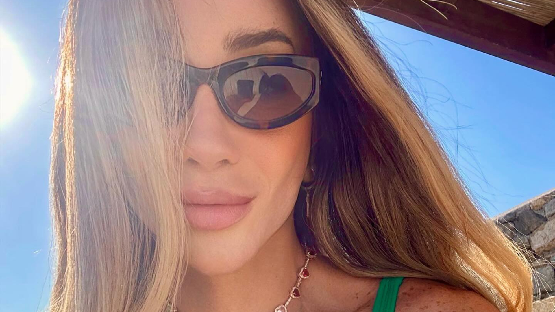 Na Grécia, Maya Massafera aposta em look com cores da bandeira brasileira