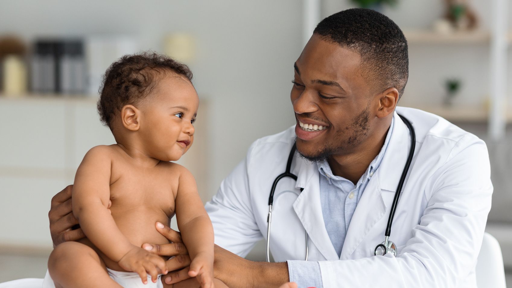 Quando é necessário levar uma criança ao pediatra? Entenda cuidados