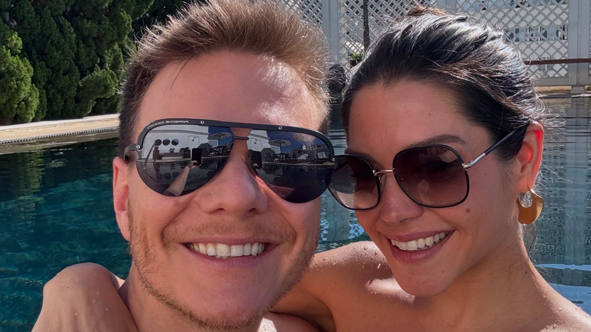 Michel Teló surge em clima de romance na piscina com Thais Fersoza