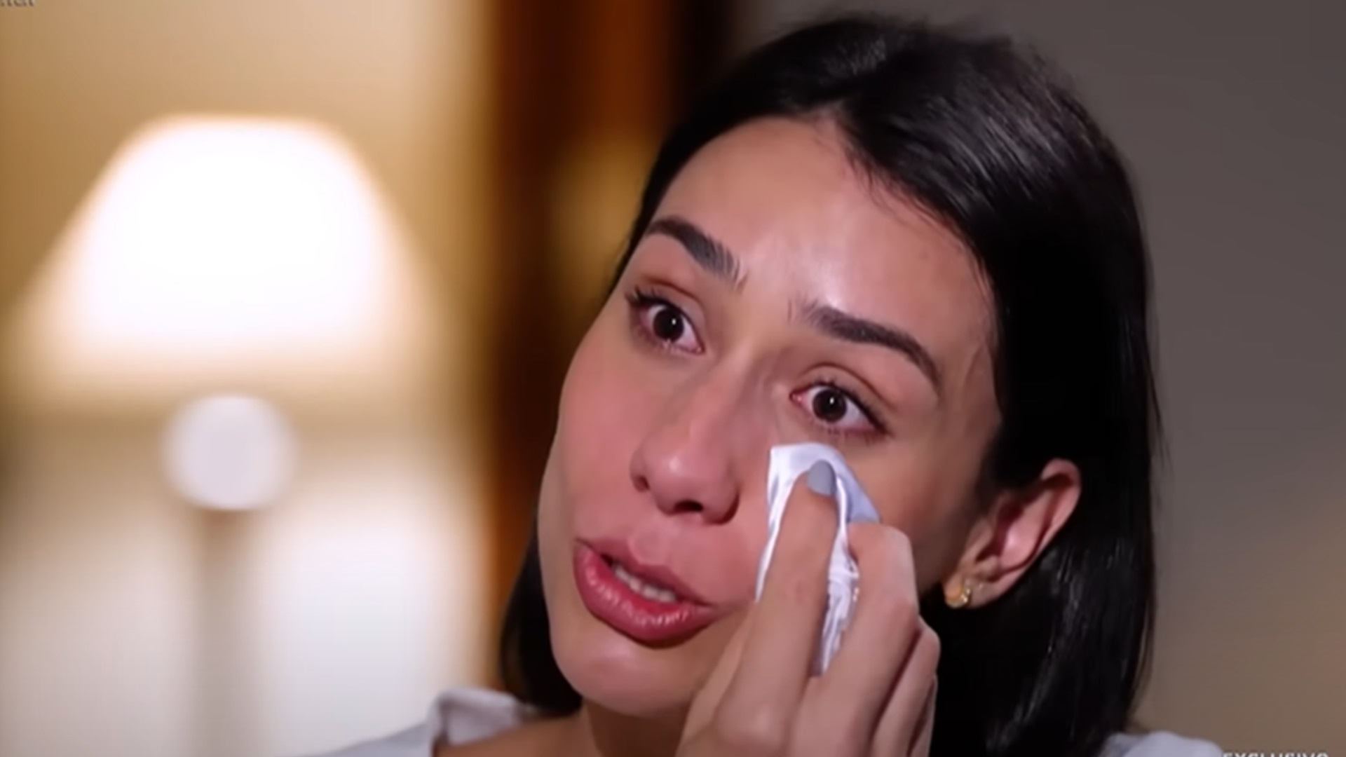 Nadadora expulsa da Olimpíada cai no choro em entrevista: “Por que comigo?”