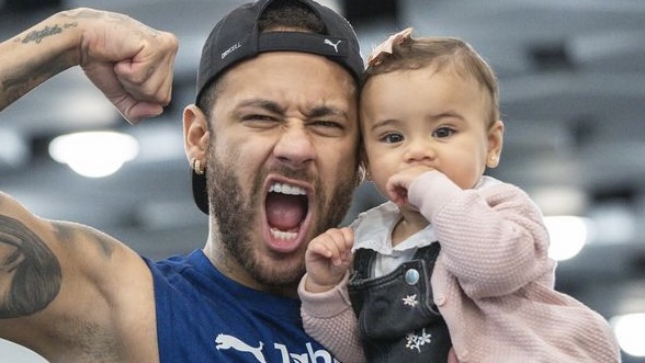 Neymar Jr posa com Mavie durante treino na academia e derrete seguidores