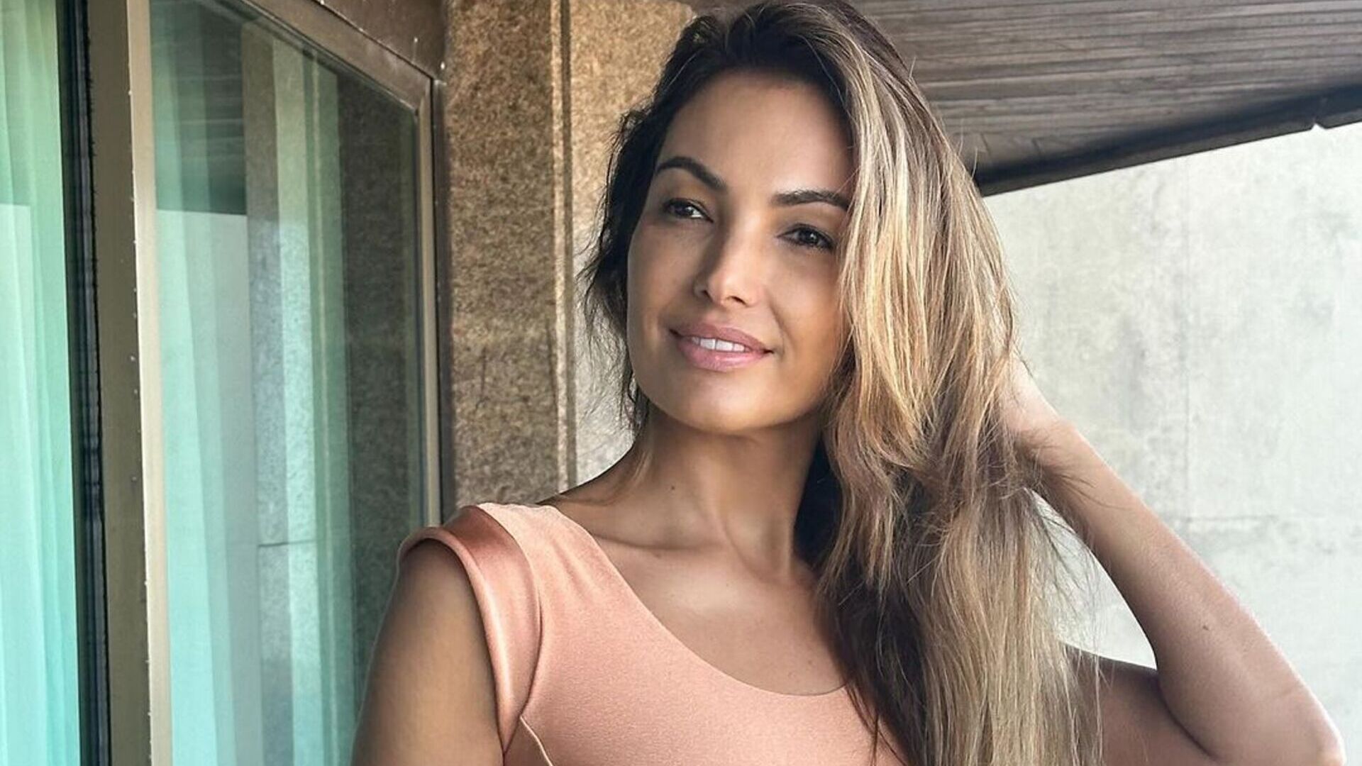 Patrícia Poeta impressiona ao surgir com look de ginástica estiloso