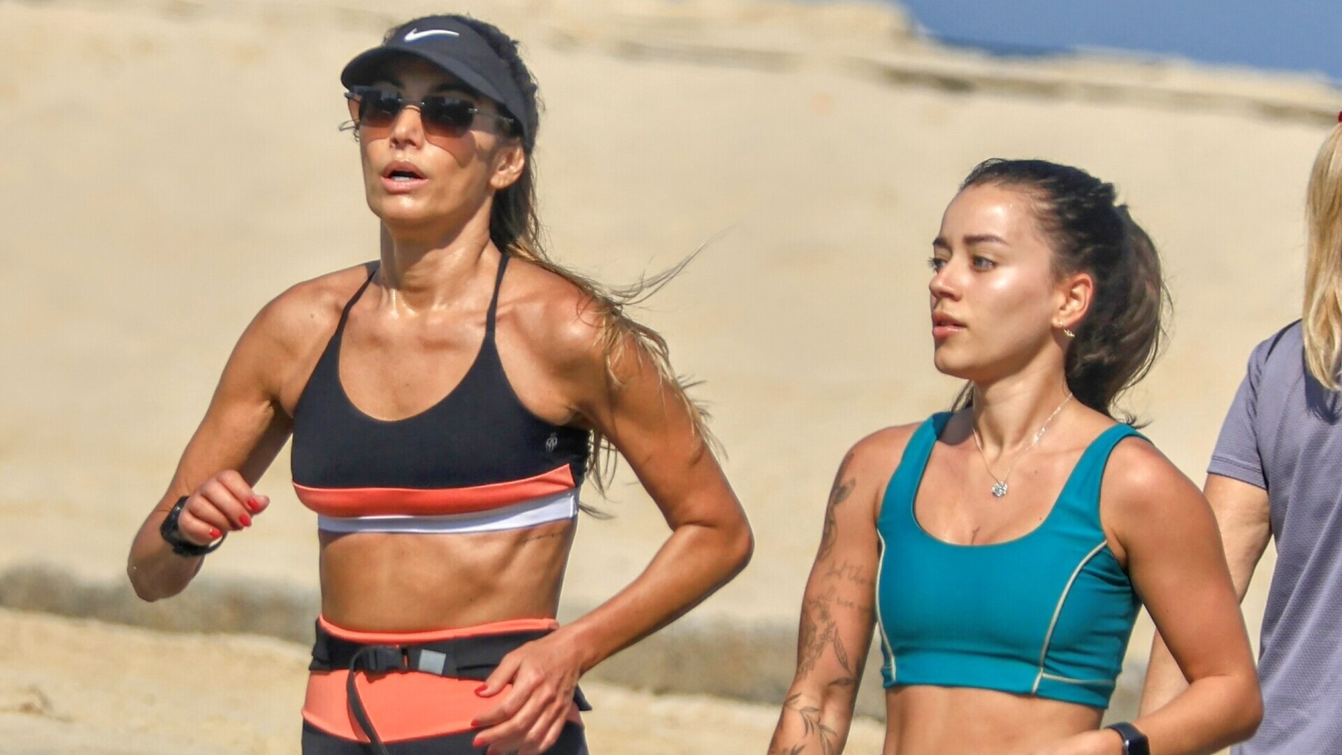 Patrícia Poeta se exercita na praia com a nora; veja as fotos