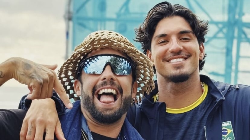 Após ganhar bronze, Gabriel Medina embarca para Paris com Pedro Scooby