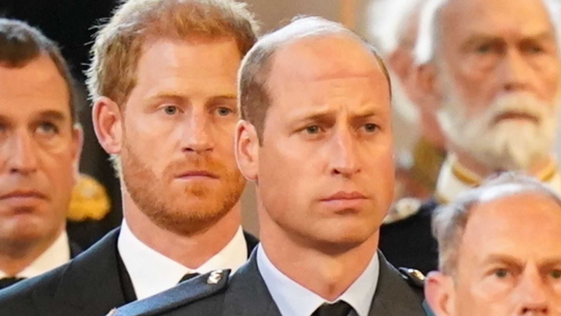 Climão! Príncipes Harry e William se evitam no funeral do tio