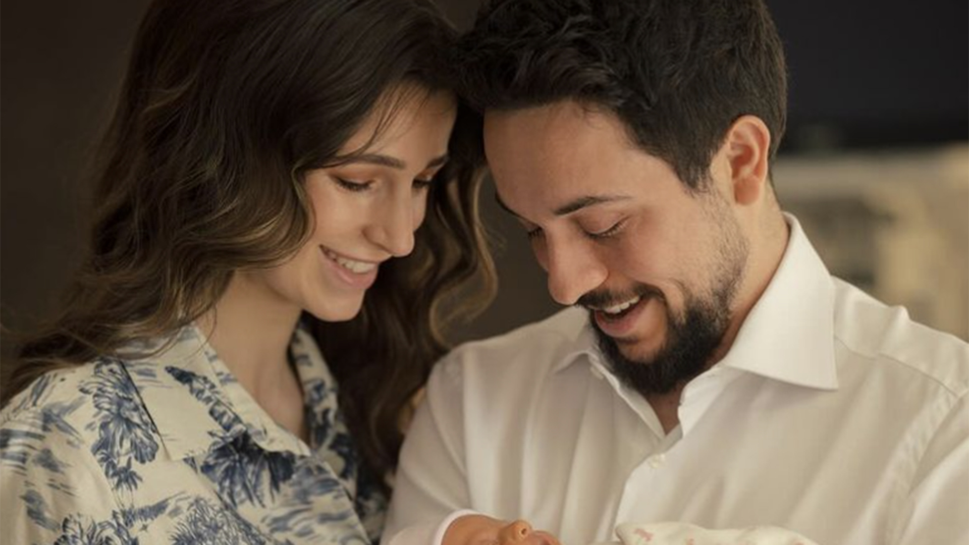 Príncipe Hussein e princesa Rajwa levam a filha recém-nascida para casa