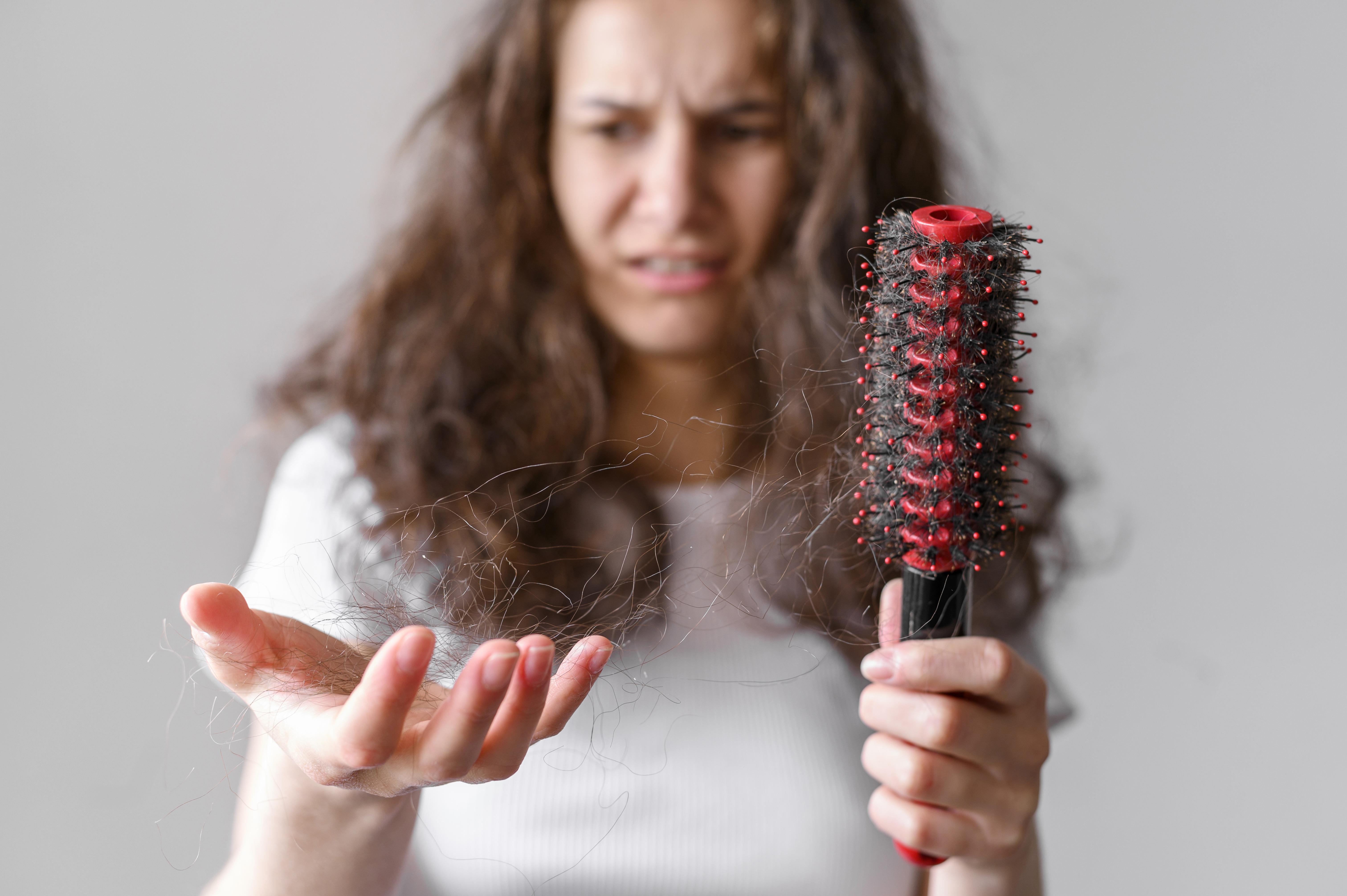 Queda de cabelo após a cirurgia plástica? Saiba causas e soluções para o problema
