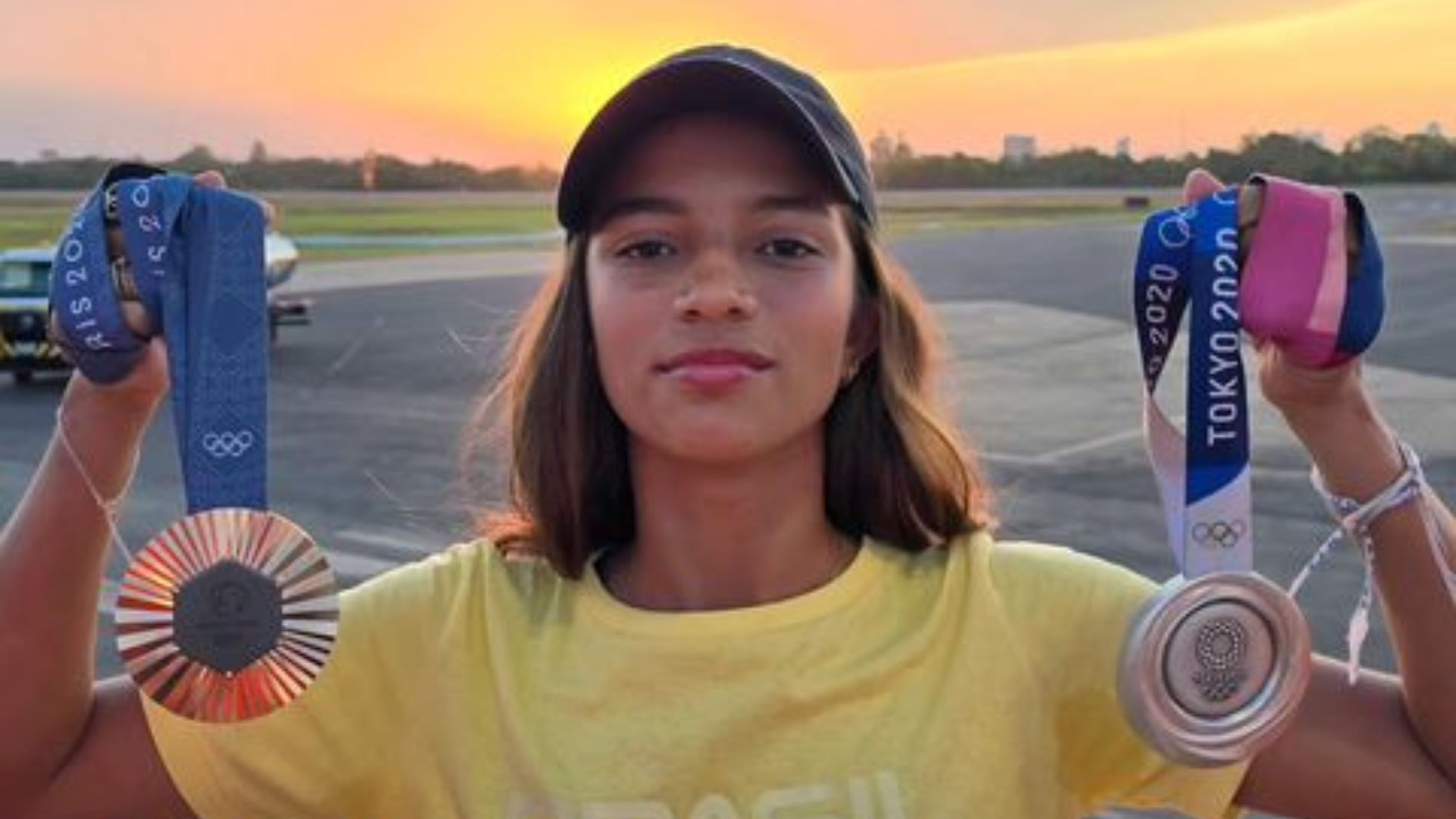 De volta ao Brasil, Rayssa Leal é ovacionada por colegas em escola