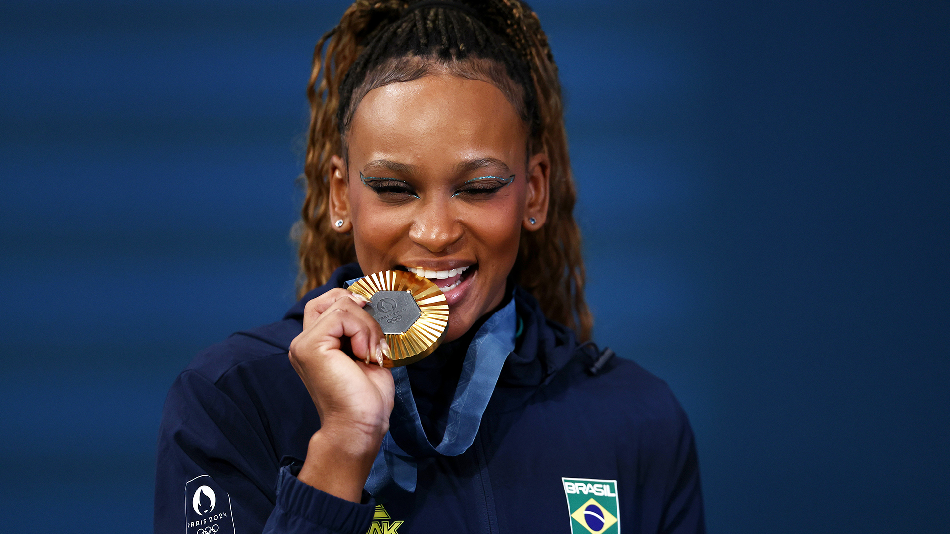 Por que os atletas olímpicos mordem as medalhas? Entenda a tradição
