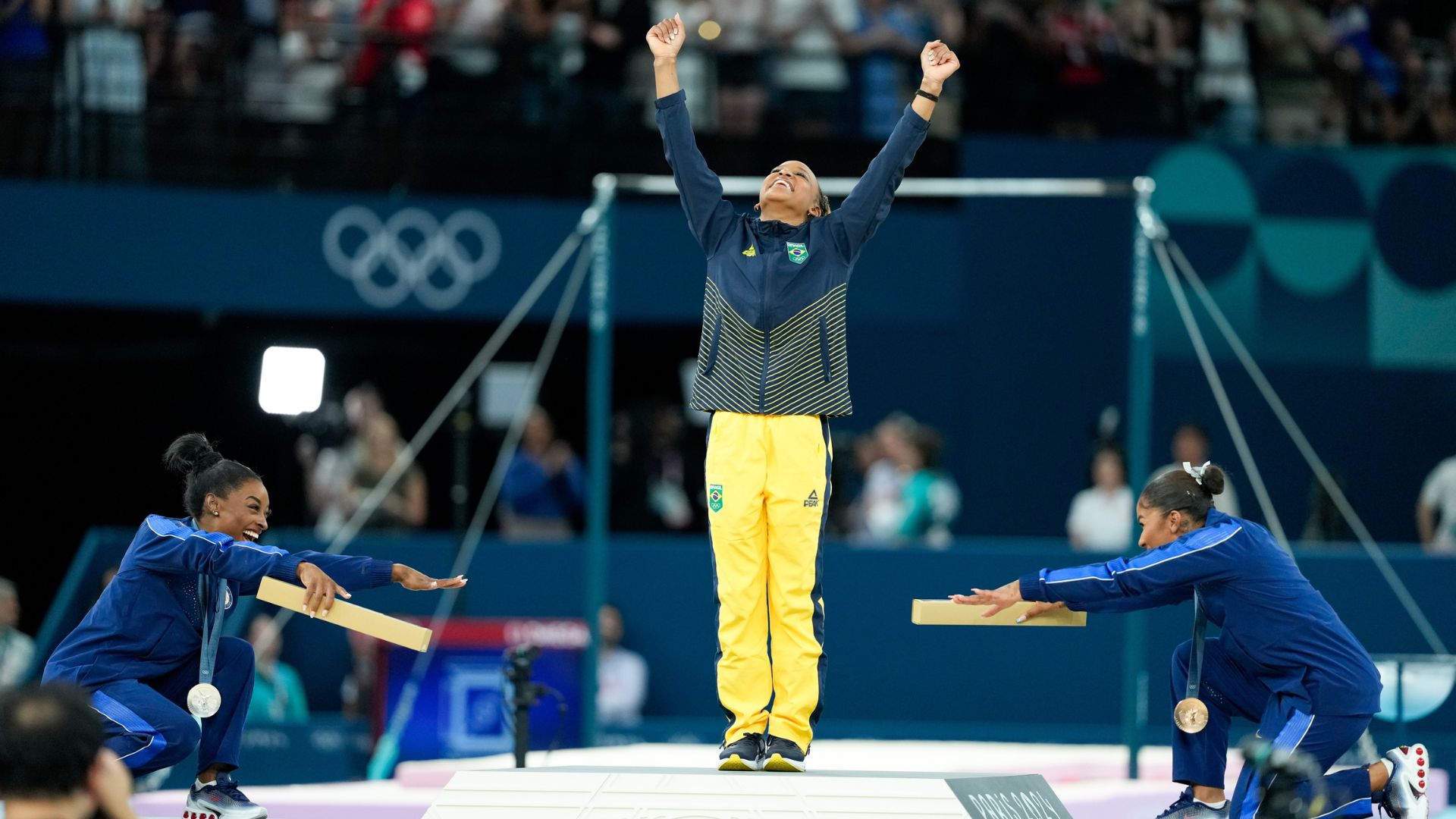 Simone Biles explica decisão de reverenciar Rebeca Andrade: “Ela é uma rainha”