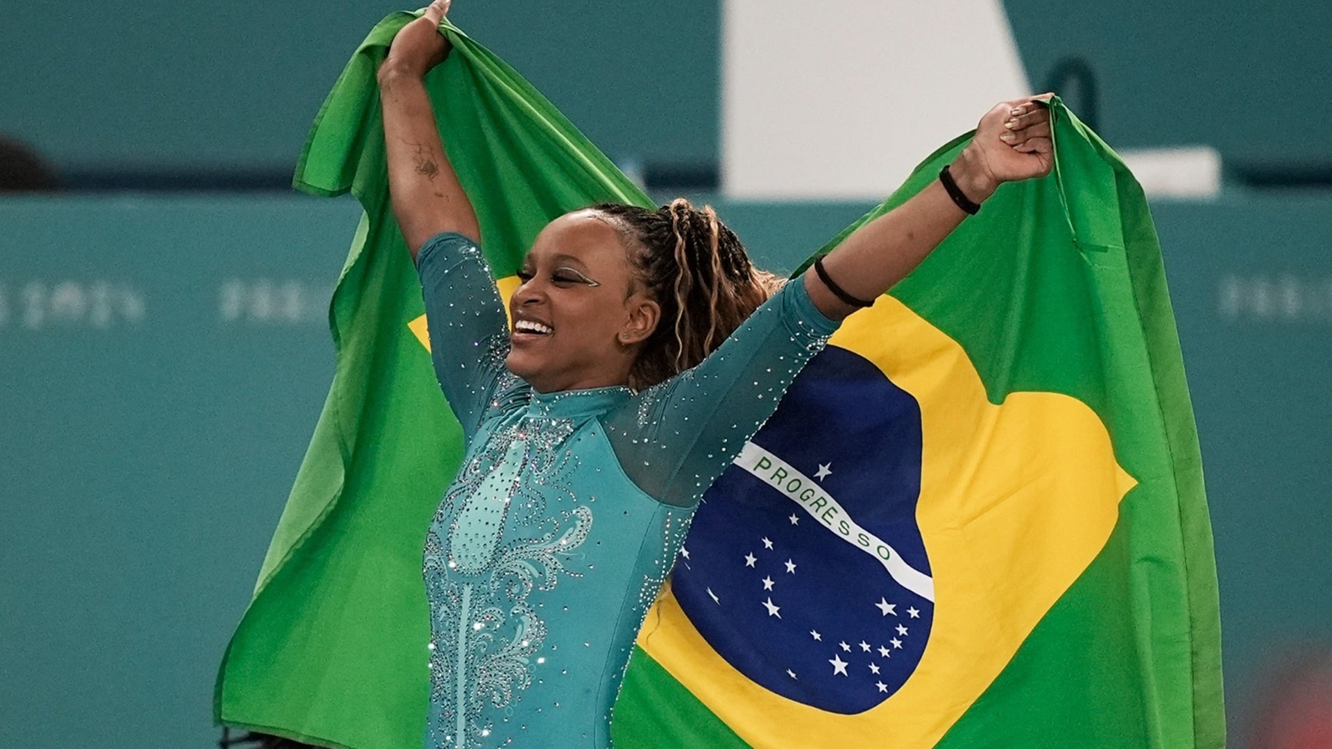 Olimpíadas: Rebeca Andrade supera Simone Biles e leva ouro na final do solo