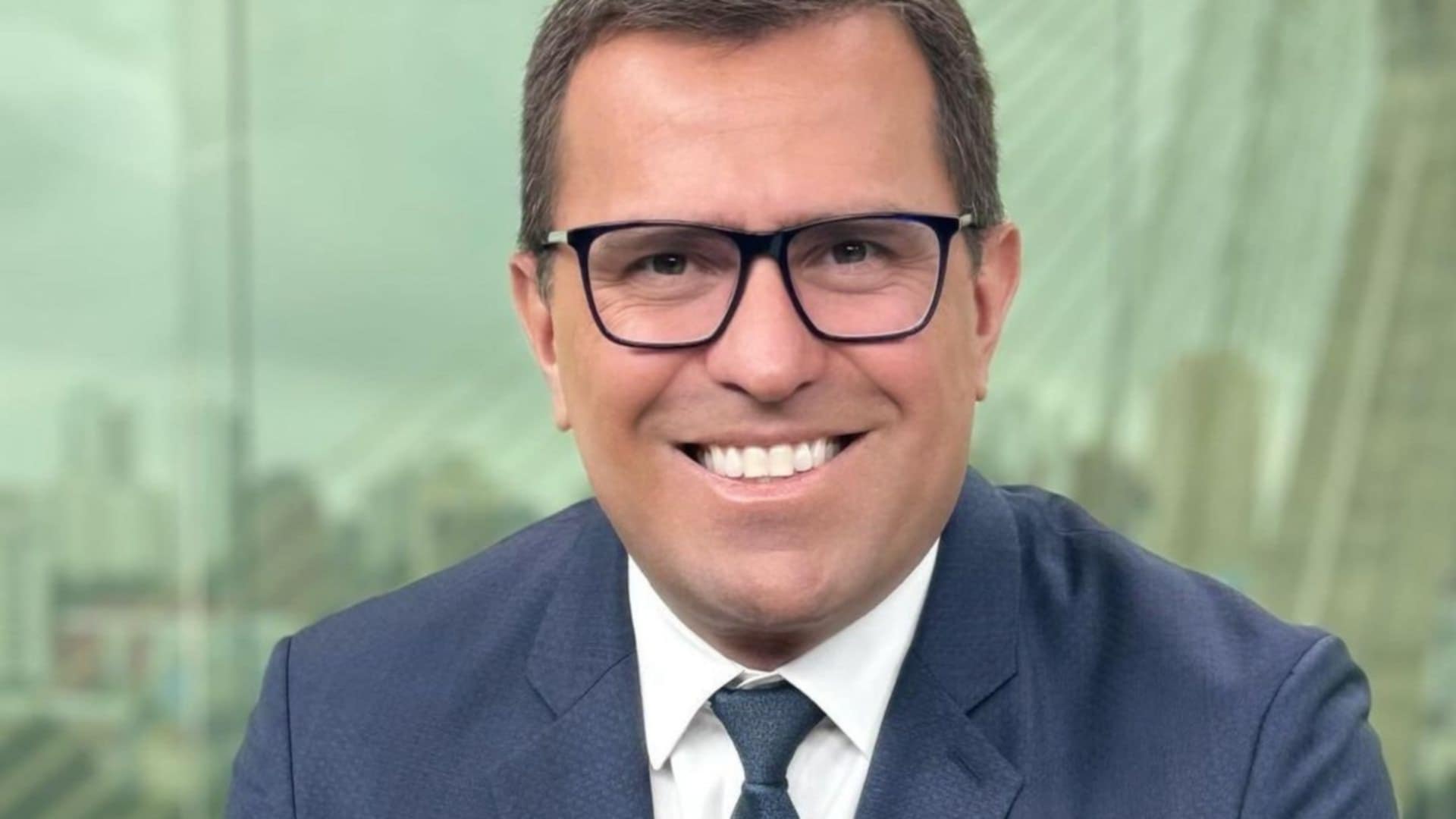Rodrigo Bocardi impressiona com novo visual ao voltar de férias; veja