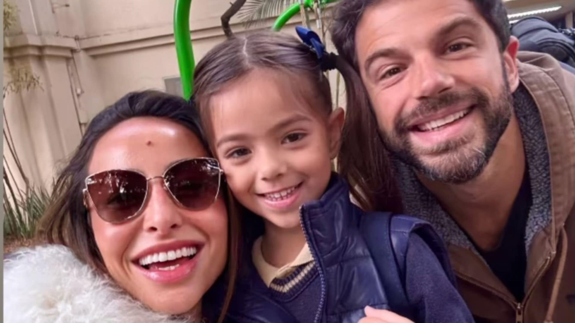 Sabrina Sato e Duda Nagle surgem juntos em volta de Zoe para escola