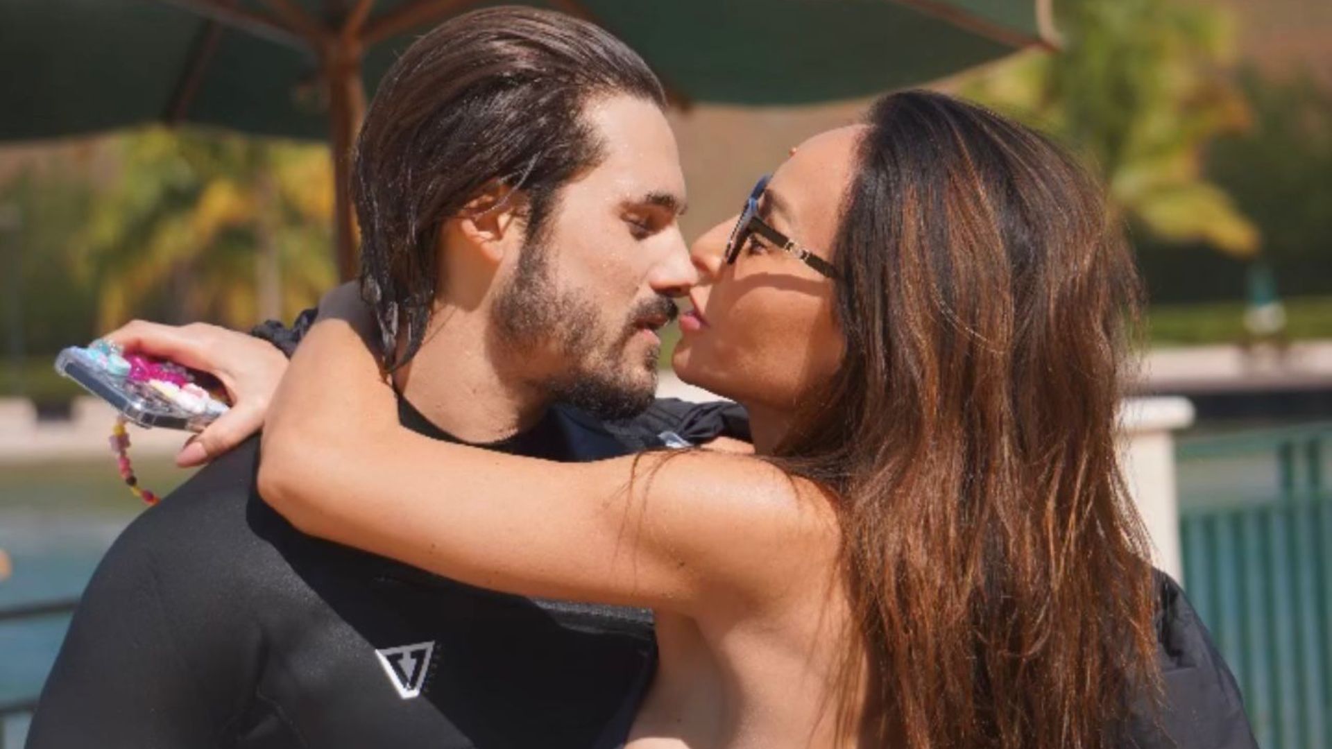 Sabrina Sato e Nicolas Prattes posam em clima romântico durante aula de surfe