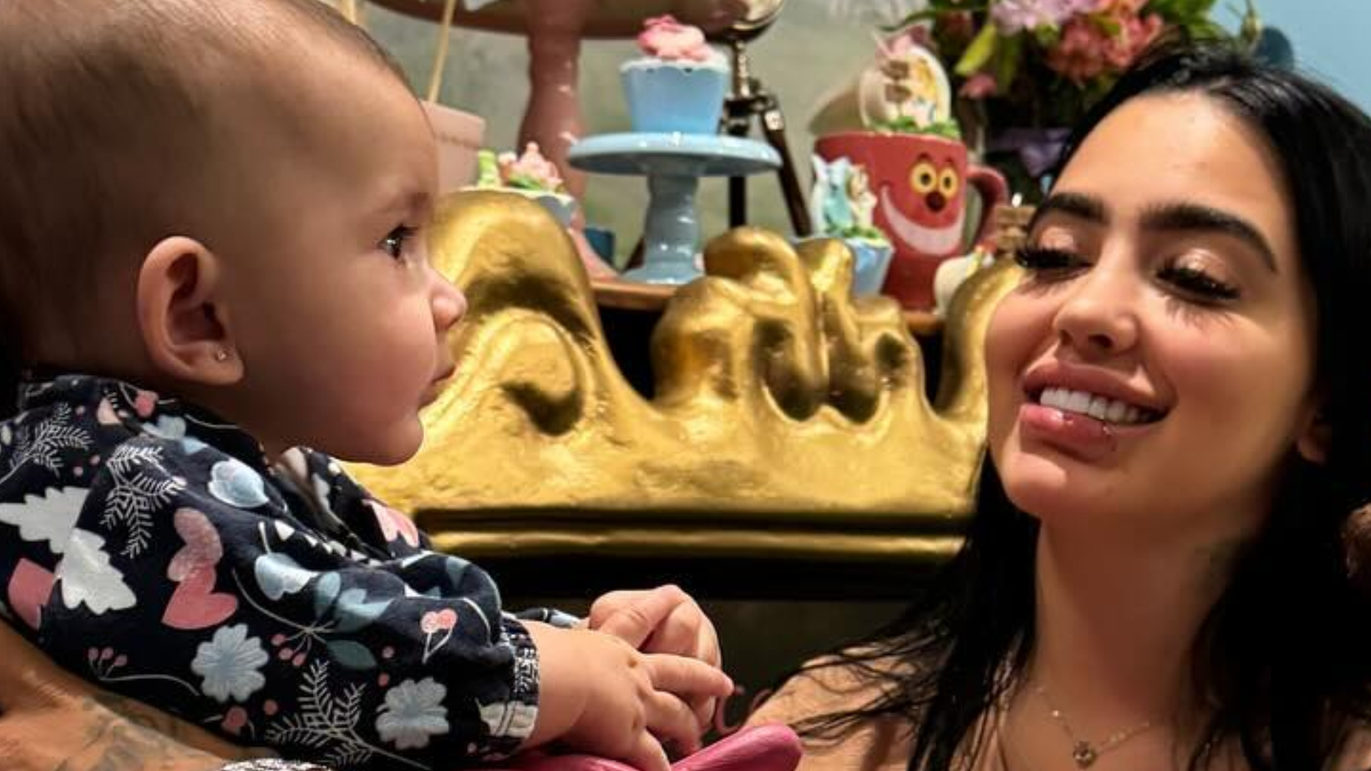 MC Mirella encanta seguidores com novos cliques da filha
