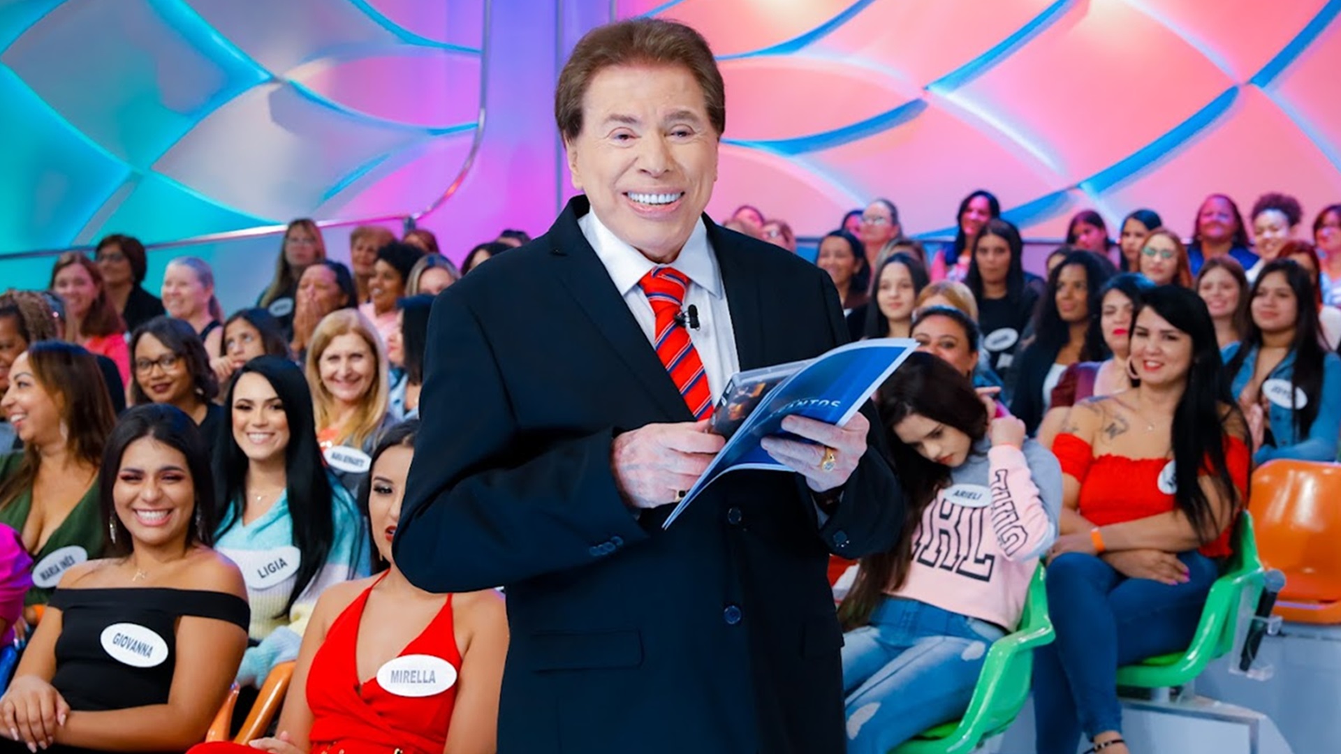 Neto de Silvio Santos leva objeto inusitado à missa de sétimo dia do avô