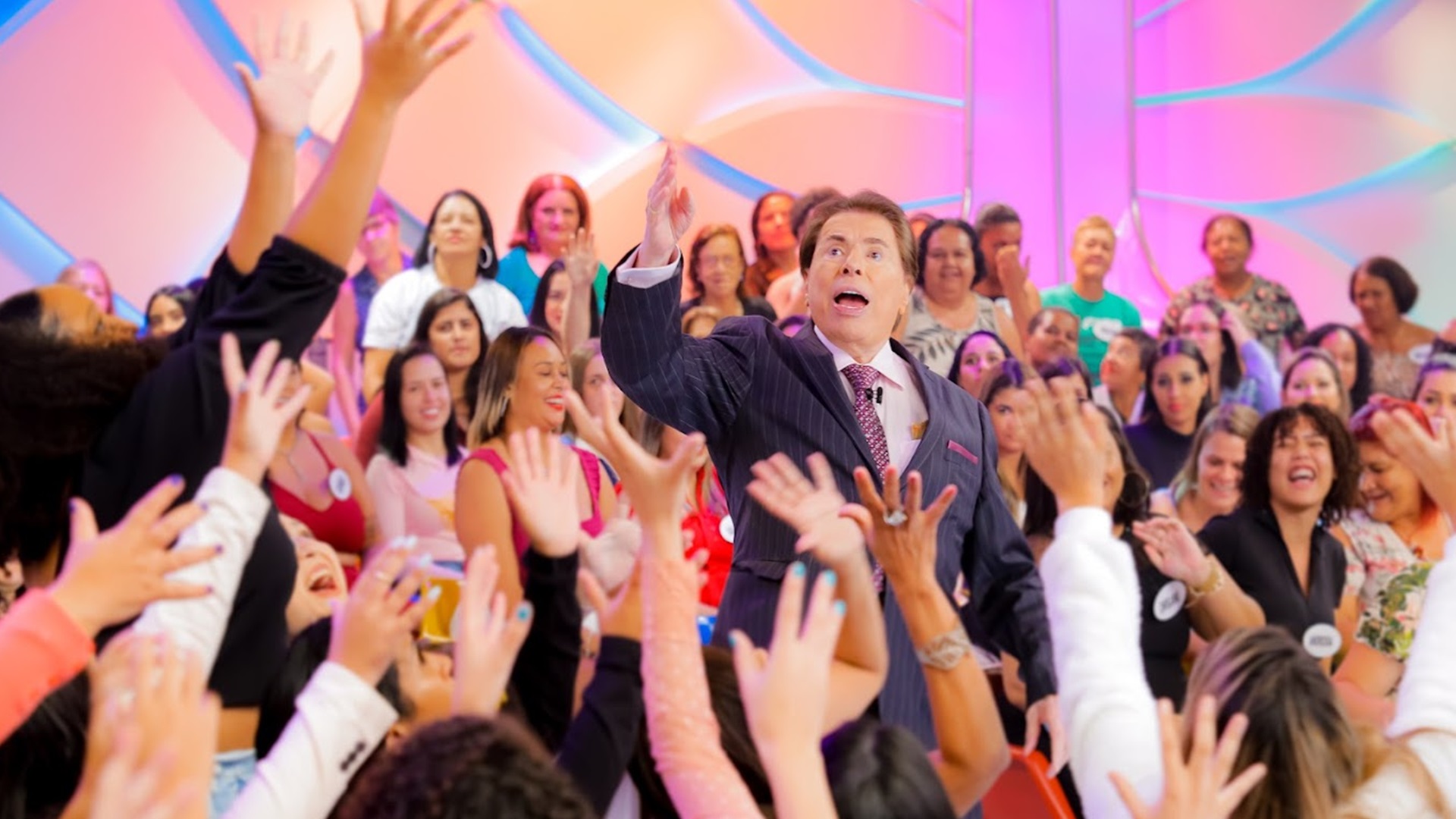 Por onde anda o homem que fazia os aviõezinhos de dinheiro de Silvio Santos?