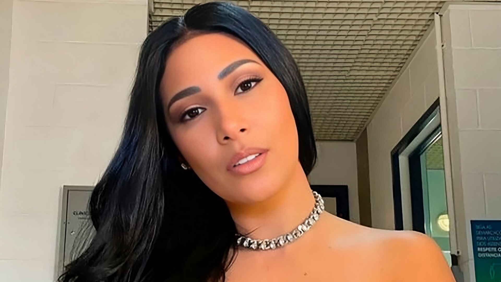 Simaria Mendes chama atenção ao usar vestido com decote ousado