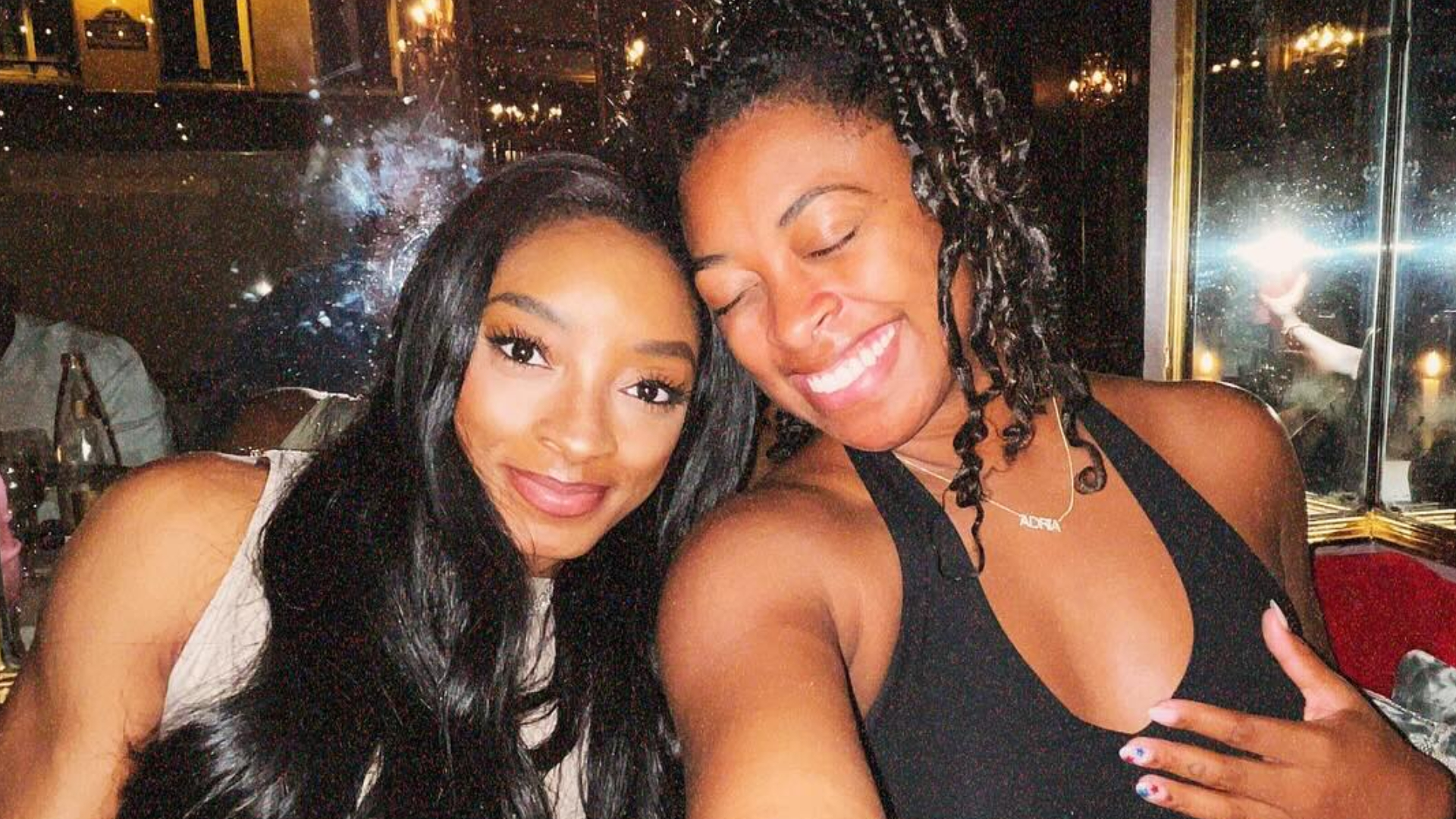 Irmã de Simone Biles ignora polêmica com a mãe e abre álbum de viagem com ginasta