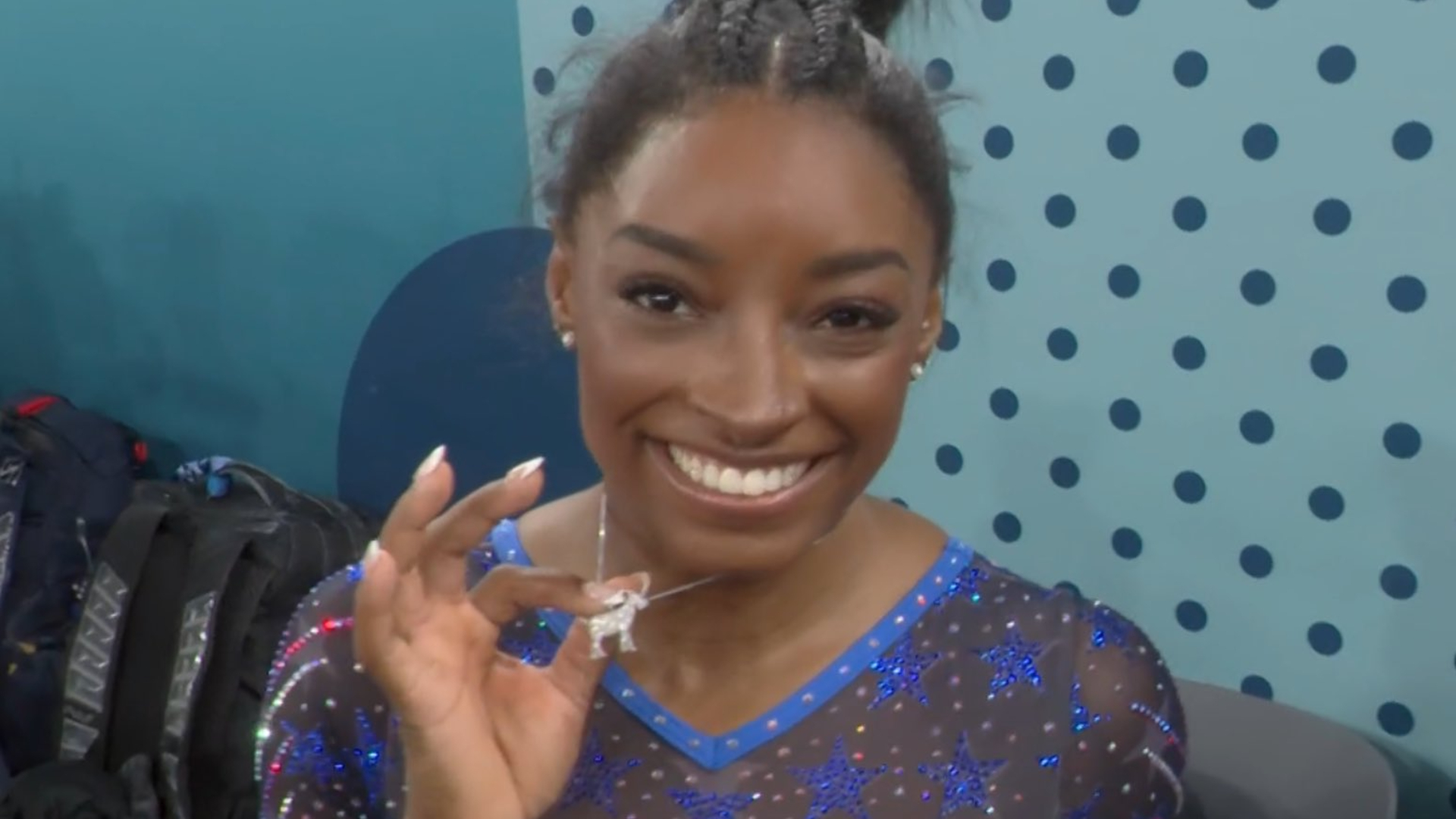Amuleto da sorte? Saiba o significado do pingente da medalhista Simone Biles