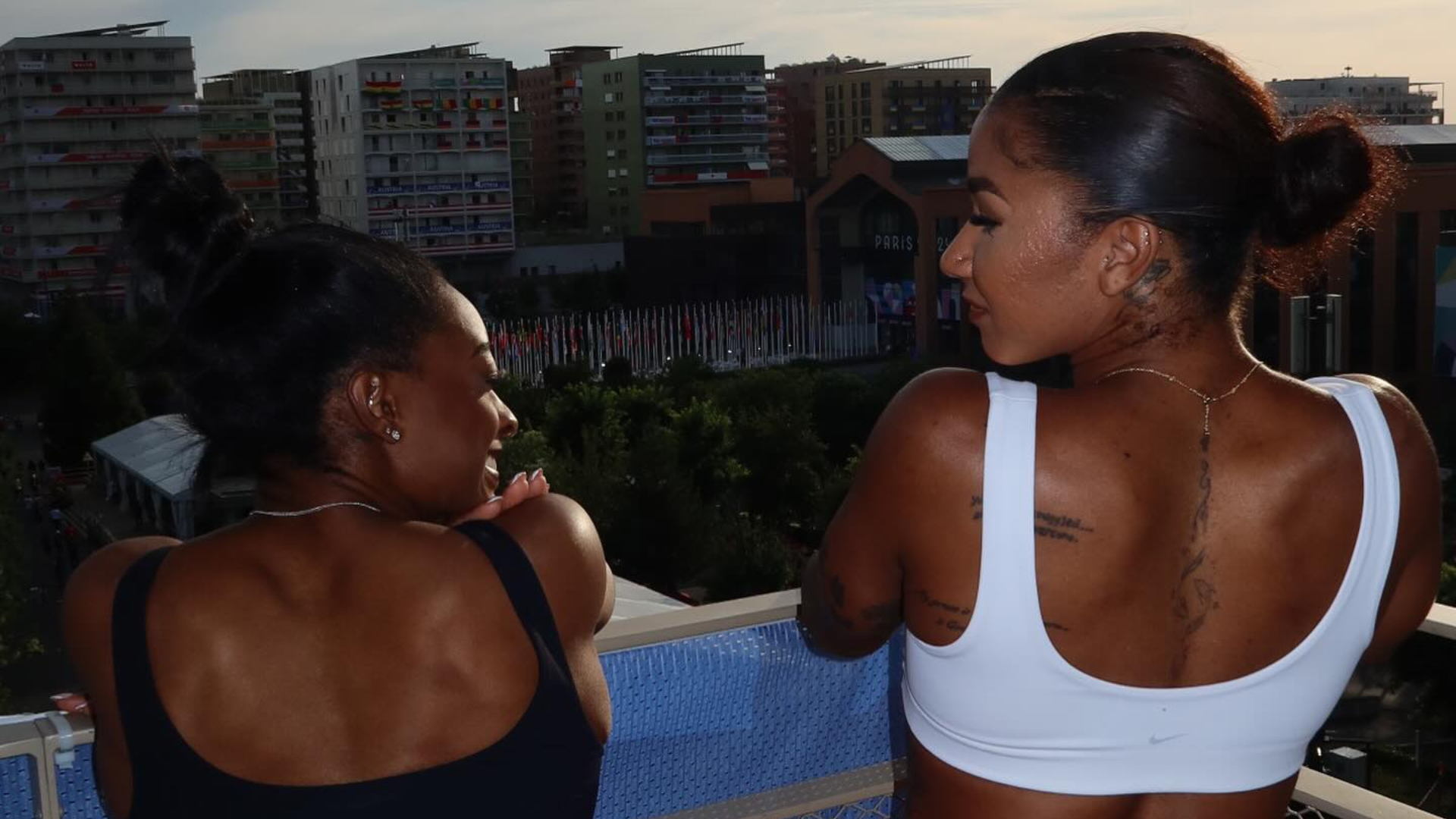 Simone Biles presta apoio a Jordan Chiles após perda de medalha olímpica