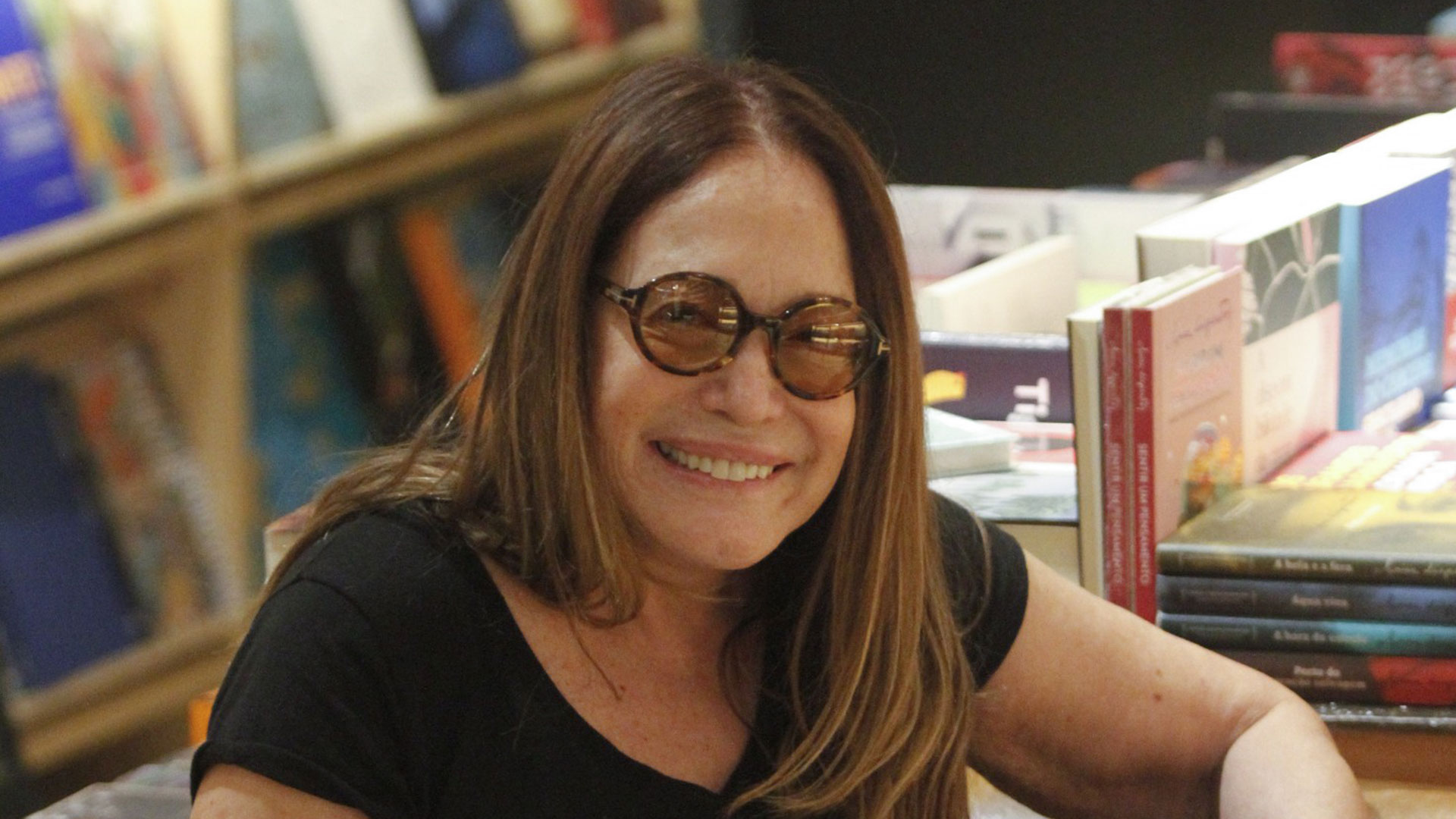 Susana Vieira autografa seus livros durante passeio no shopping